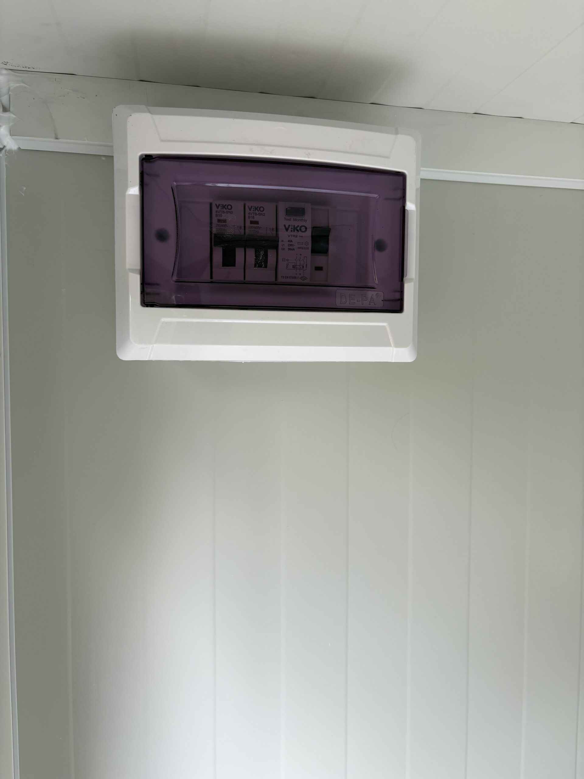 Detail van de groepenkast in een duo mobiele douchecabine unit