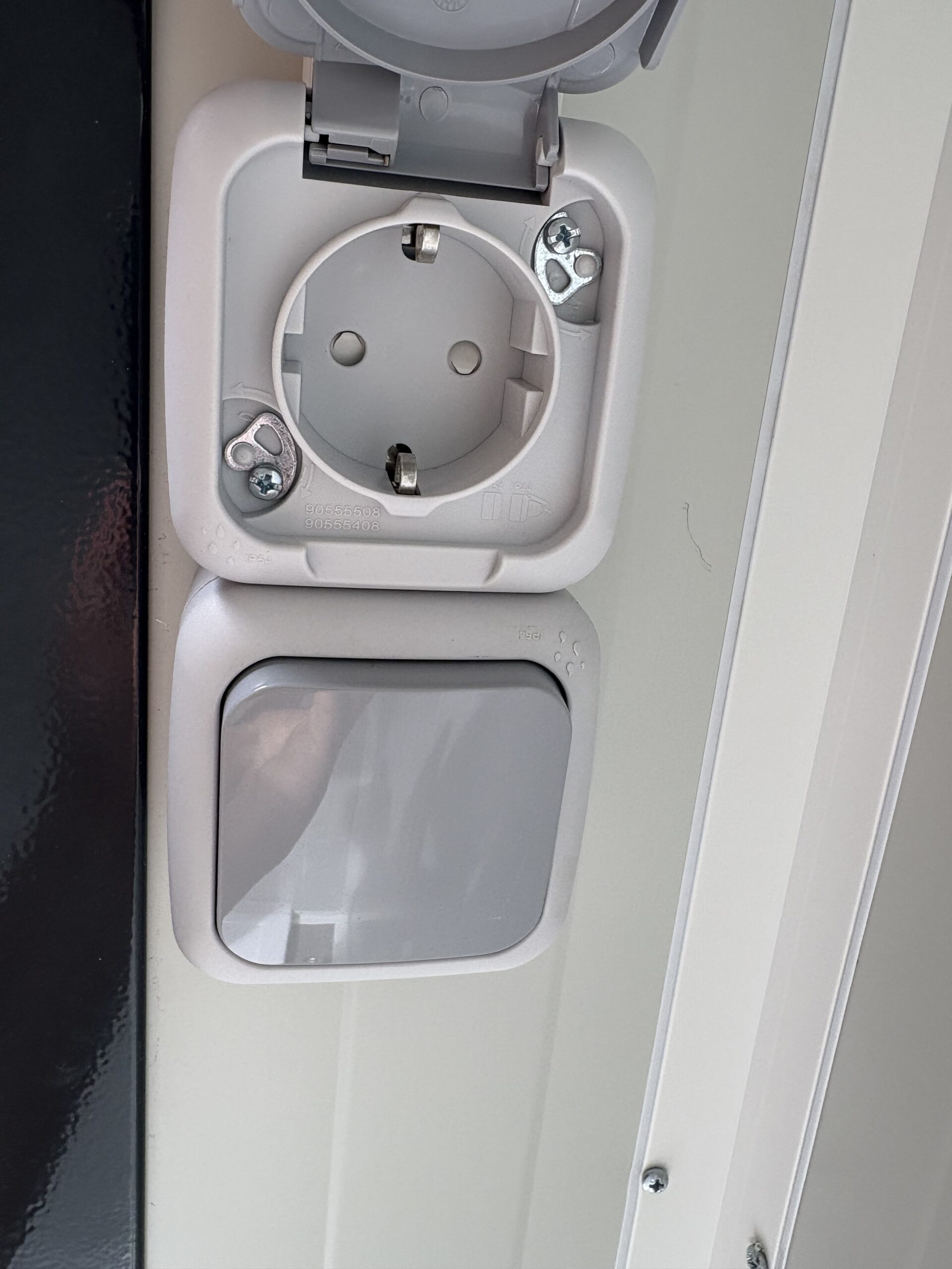 Detail van stopcontact en lichtschakelaar in een duo mobiele douchecabine unit