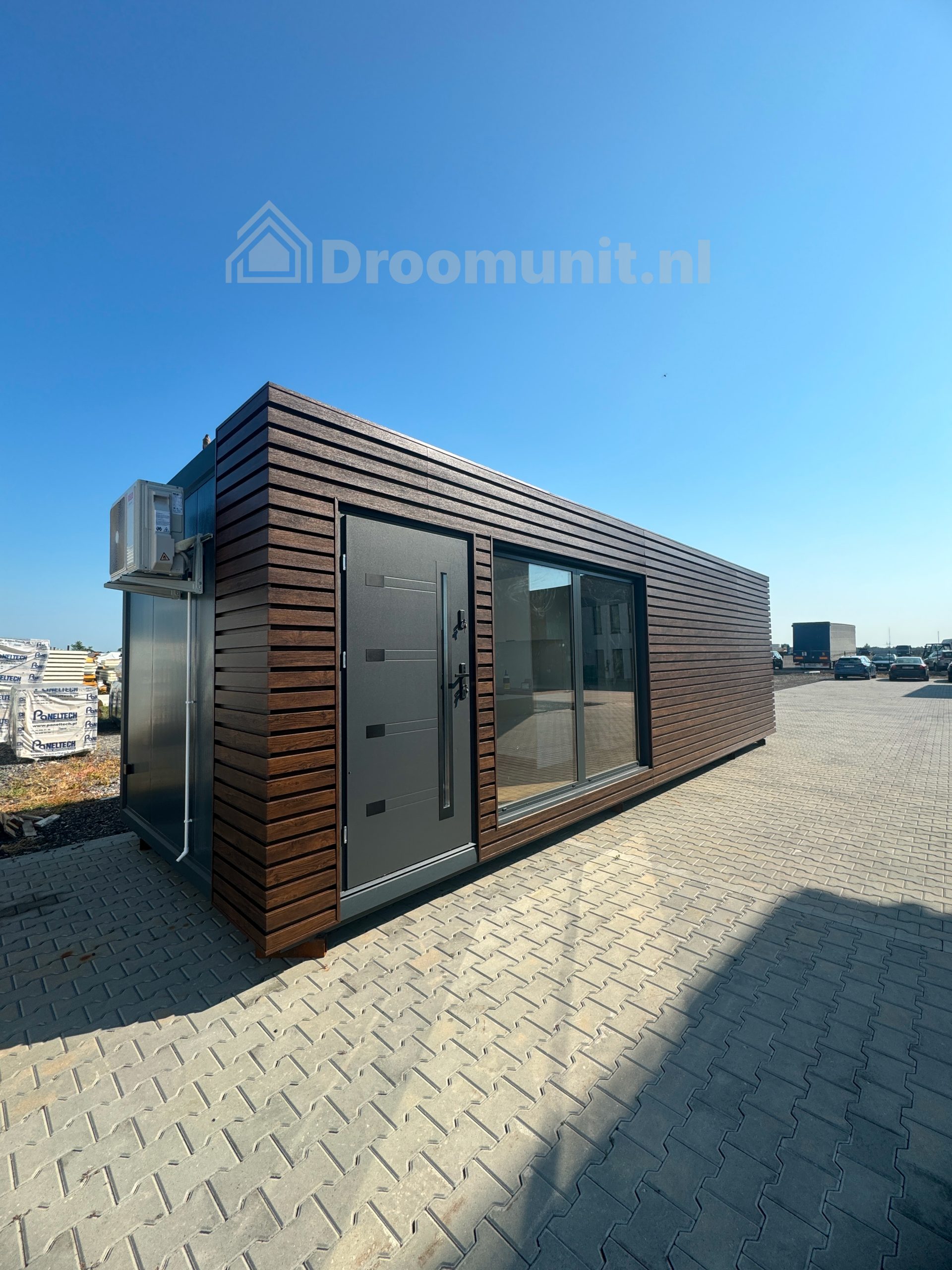 Buitenaanzicht van luxe mobiele prefab woonunit Emmy met 1 slaapkamer, afmeting 900x300
