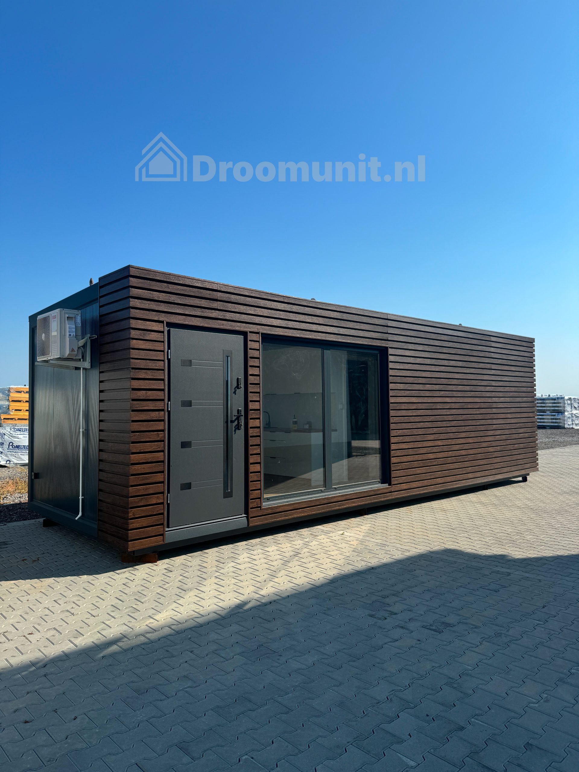 Buitenaanzicht van luxe mobiele prefab woonunit Emmy met 1 slaapkamer, afmeting 900x300 (variant 2)