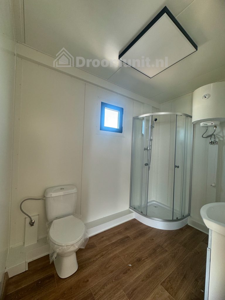 Badkamer met toilet en douchecabine in luxe mobiele prefab woonunit Emmy met 1 slaapkamer, afmeting 900x300