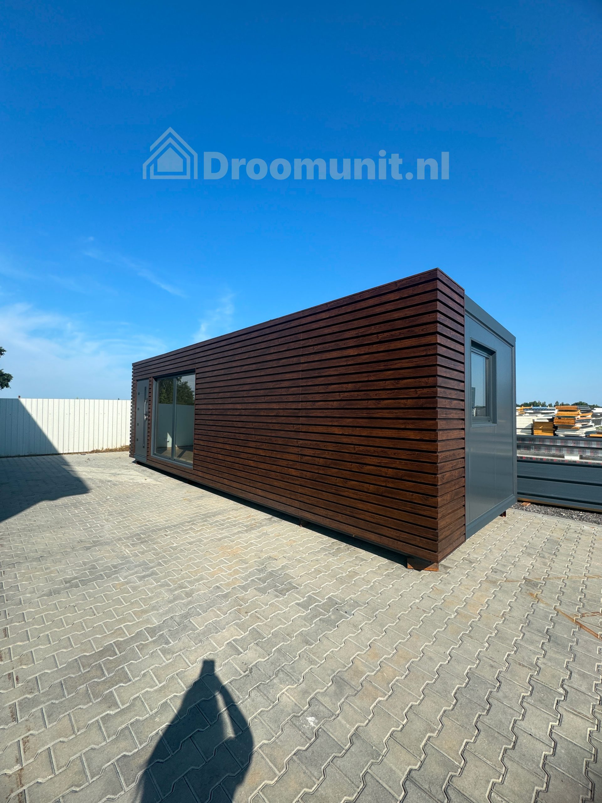 Buitenaanzicht van luxe mobiele prefab woonunit Emmy met 1 slaapkamer, afmeting 900x300 (variant 3)