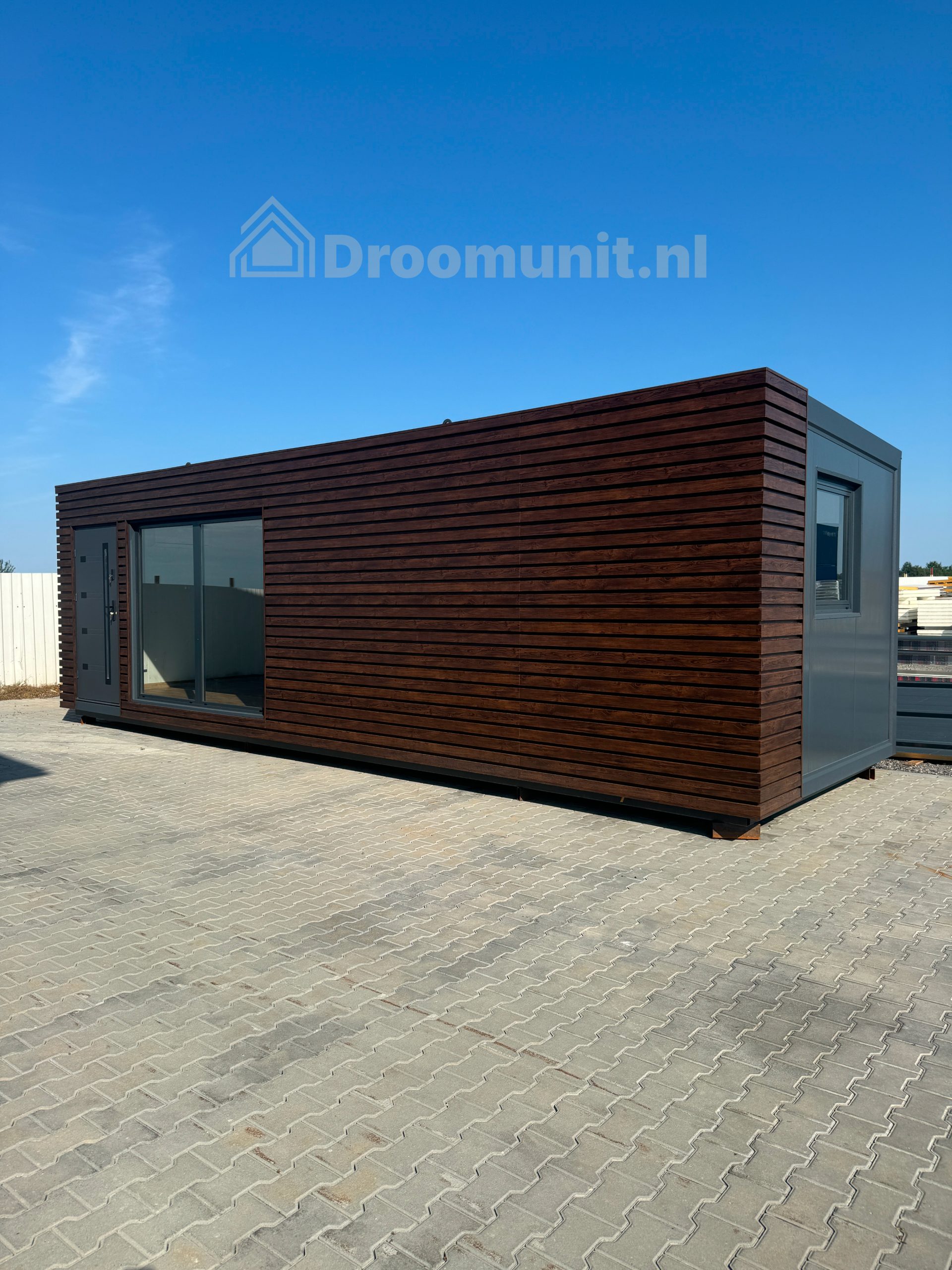 Buitenaanzicht van luxe mobiele prefab woonunit Emmy met 1 slaapkamer, afmeting 900x300 (variant 4)