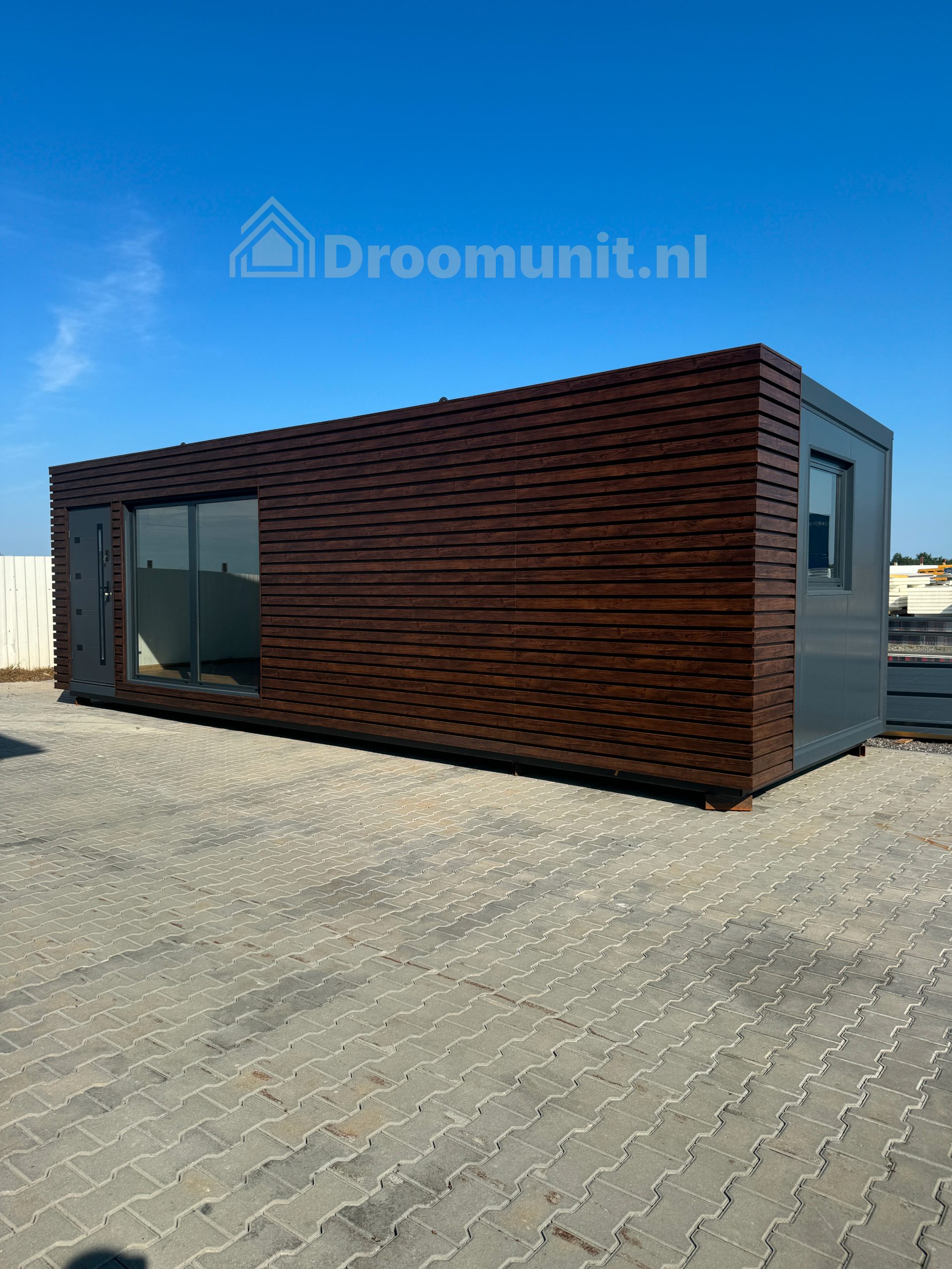 Buitenaanzicht van luxe mobiele prefab woonunit Emmy met 1 slaapkamer, afmeting 900x300 (variant 5)