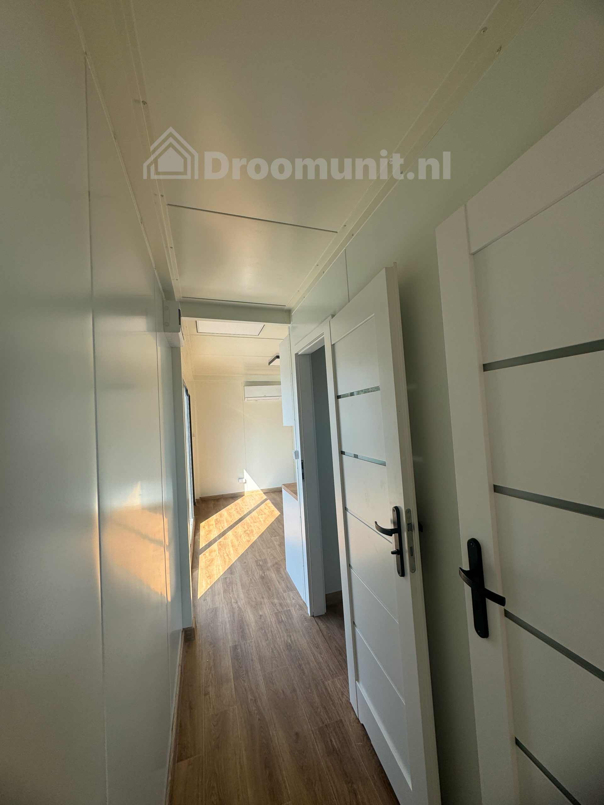 Gang in luxe mobiele prefab woonunit Emmy met 1 slaapkamer, afmeting 900x300