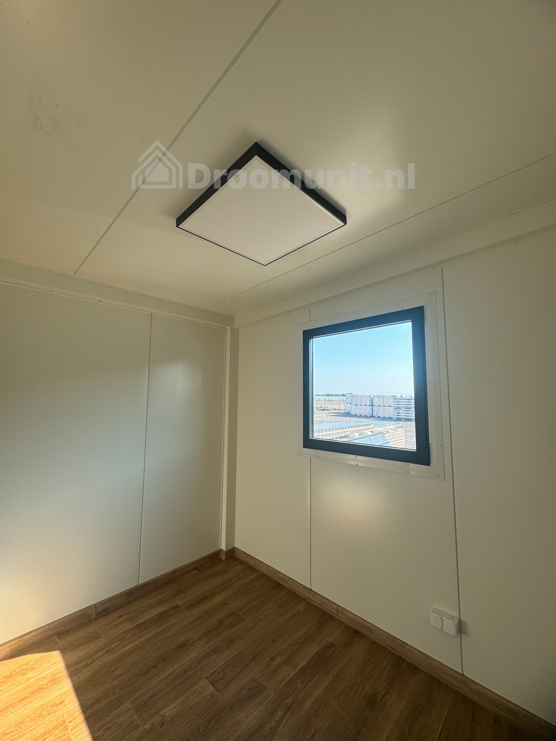 Slaapkamerraam in luxe mobiele prefab woonunit Emmy met 1 slaapkamer, afmeting 900x300