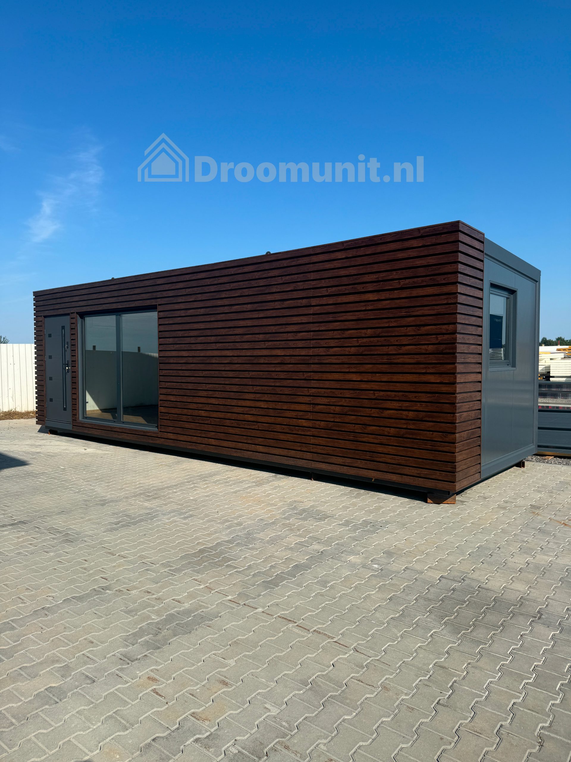 Buitenaanzicht van luxe mobiele prefab woonunit Emmy met 1 slaapkamer, afmeting 1000x300 (variant 4)