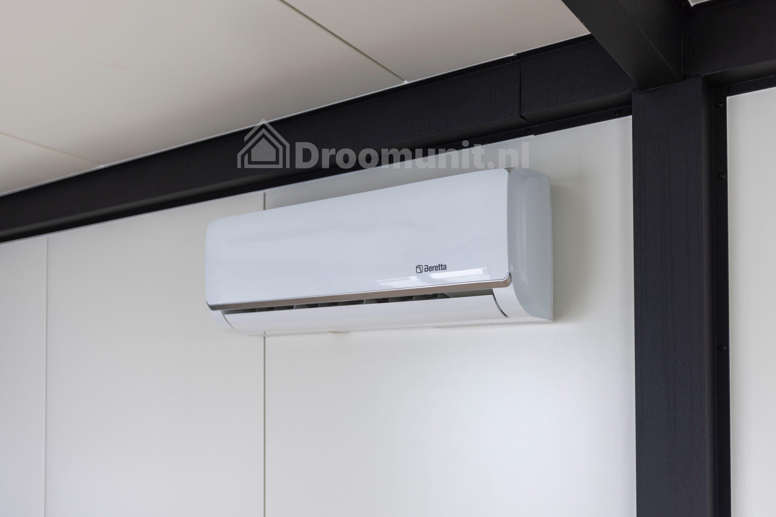 Airco binnenunit in luxe mobiele prefab woonunit Emmy met 1 slaapkamer, afmeting 1100x300
