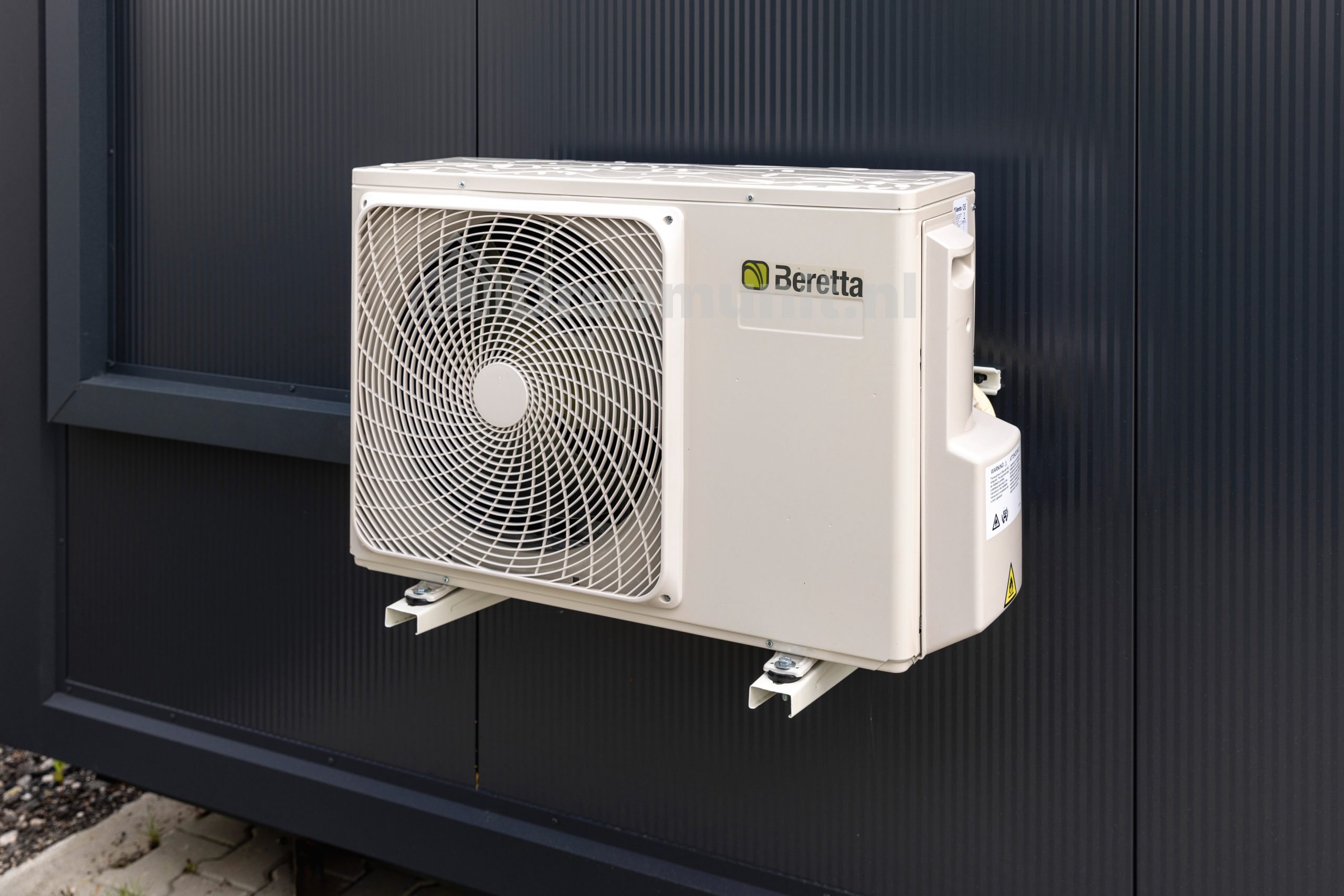Airco buitenunit in luxe mobiele prefab woonunit Emmy met 1 slaapkamer, afmeting 1100x300