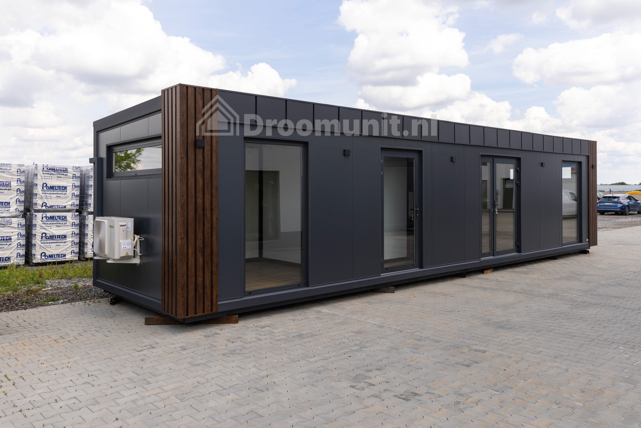 Buitenaanzicht van luxe mobiele prefab woonunit Emmy met 1 slaapkamer, afmeting 1100x300 (variant 2)