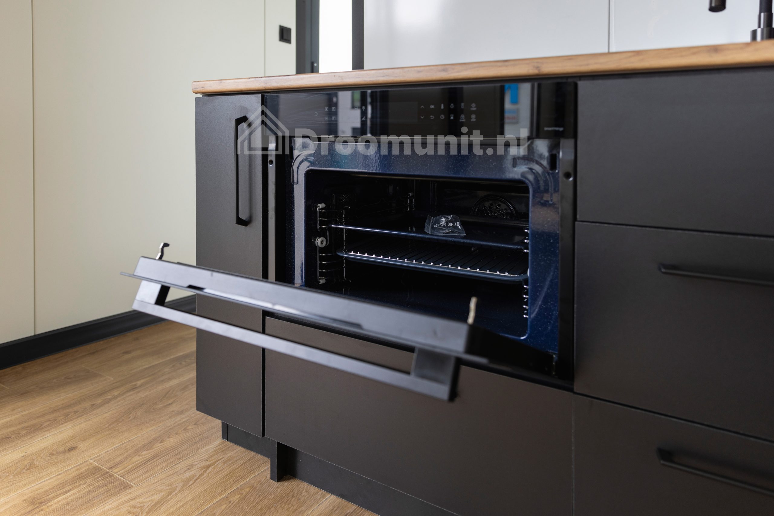 Close-up van de oven in luxe mobiele prefab woonunit Emmy met 1 slaapkamer, afmeting 1100x300