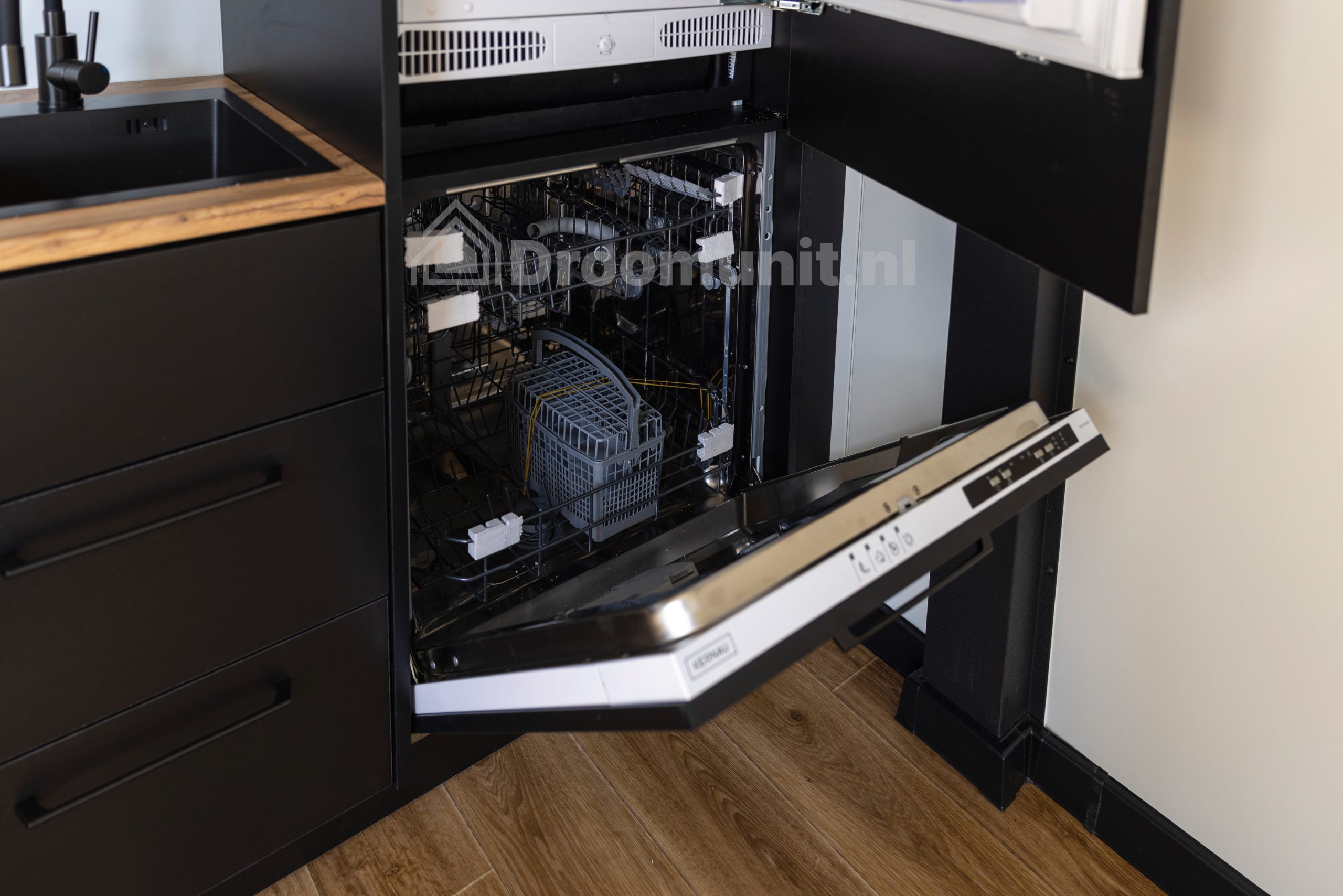 Close-up van de vaatwasser in luxe mobiele prefab woonunit Emmy met 1 slaapkamer, afmeting 1100x300