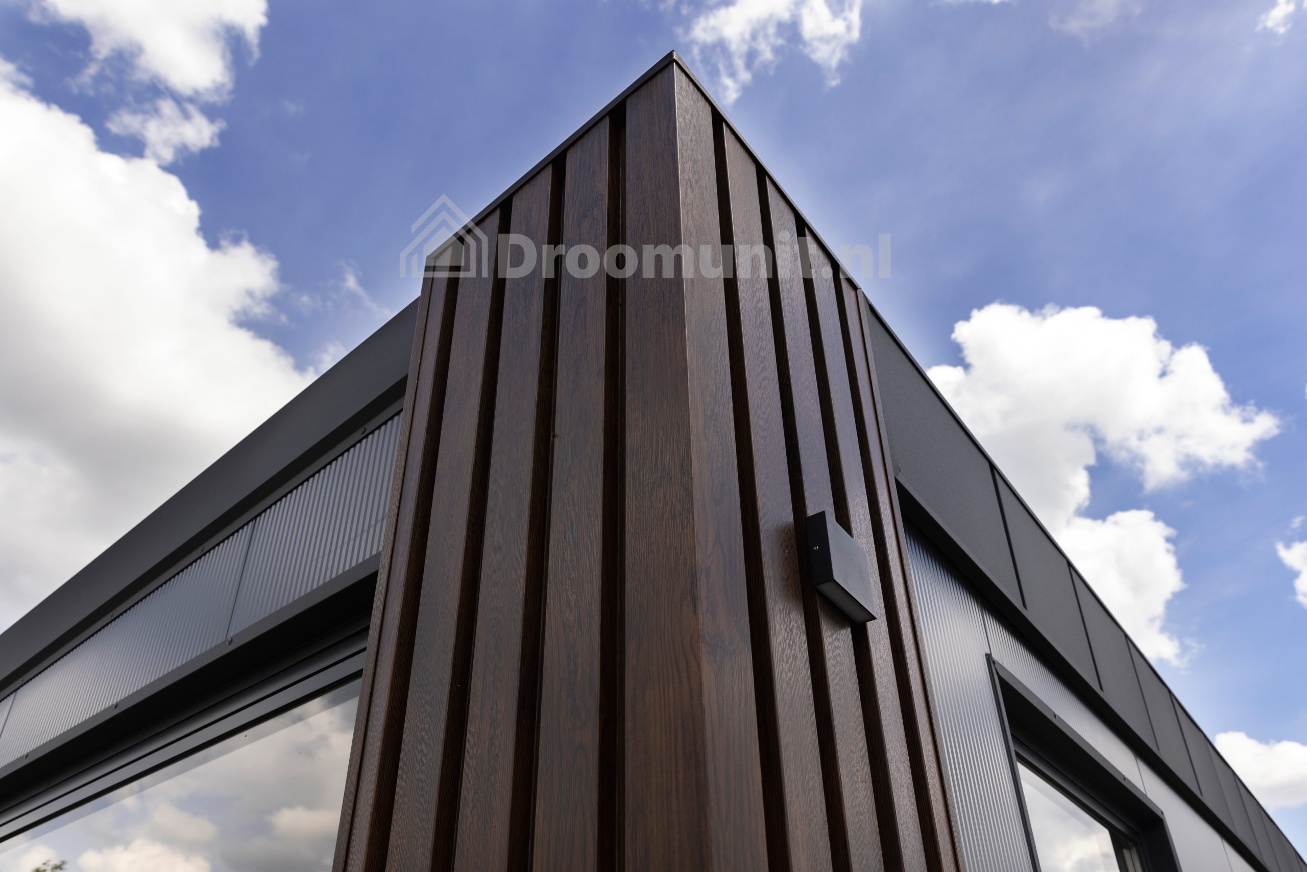 Houtafwerking op de hoek van de buitenzijde van luxe mobiele prefab woonunit Emmy met 1 slaapkamer, afmeting 1100x300