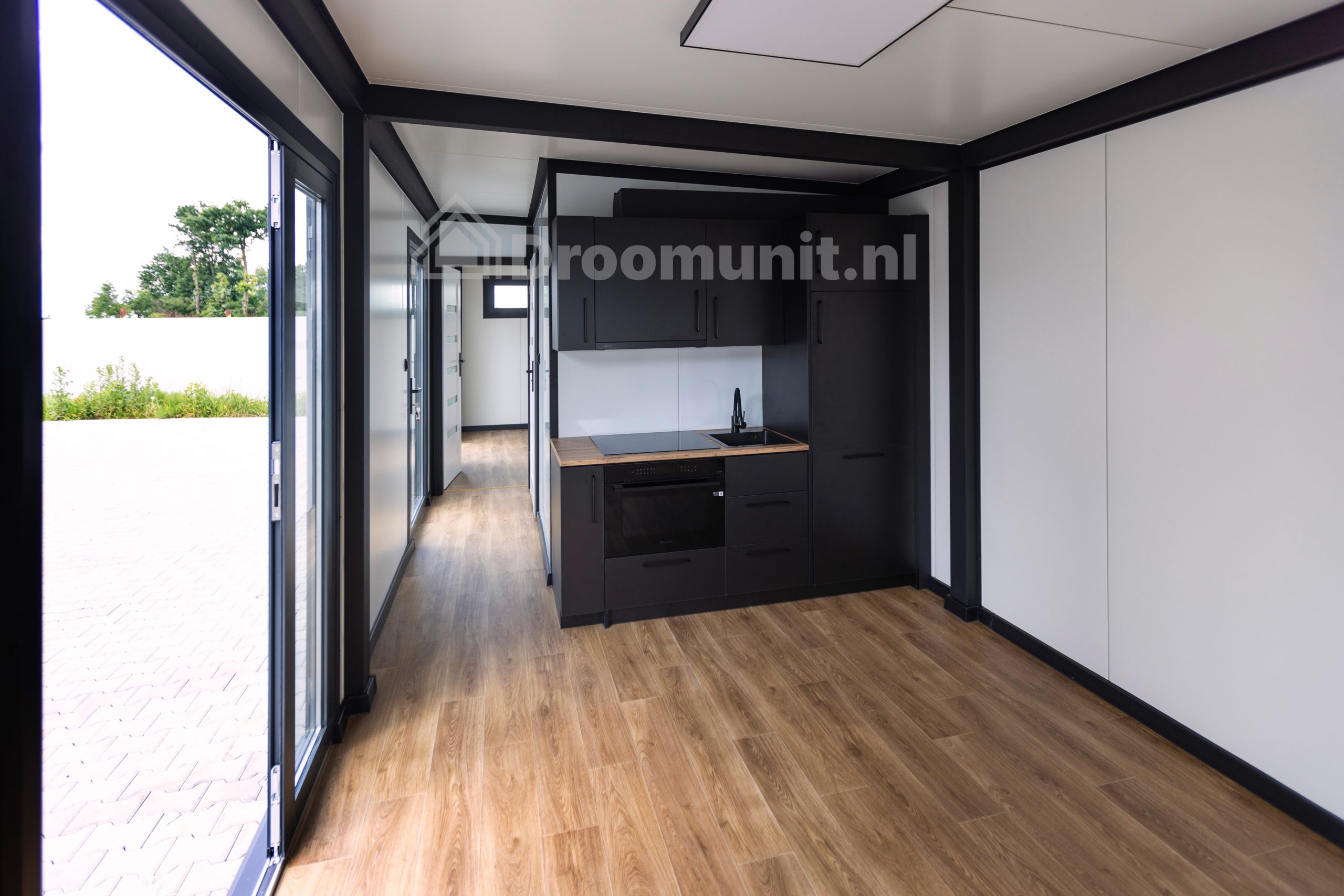 Zicht op gang en slaapkamer in luxe mobiele prefab woonunit Emmy met 1 slaapkamer, afmeting 1100x300 (variant 2)