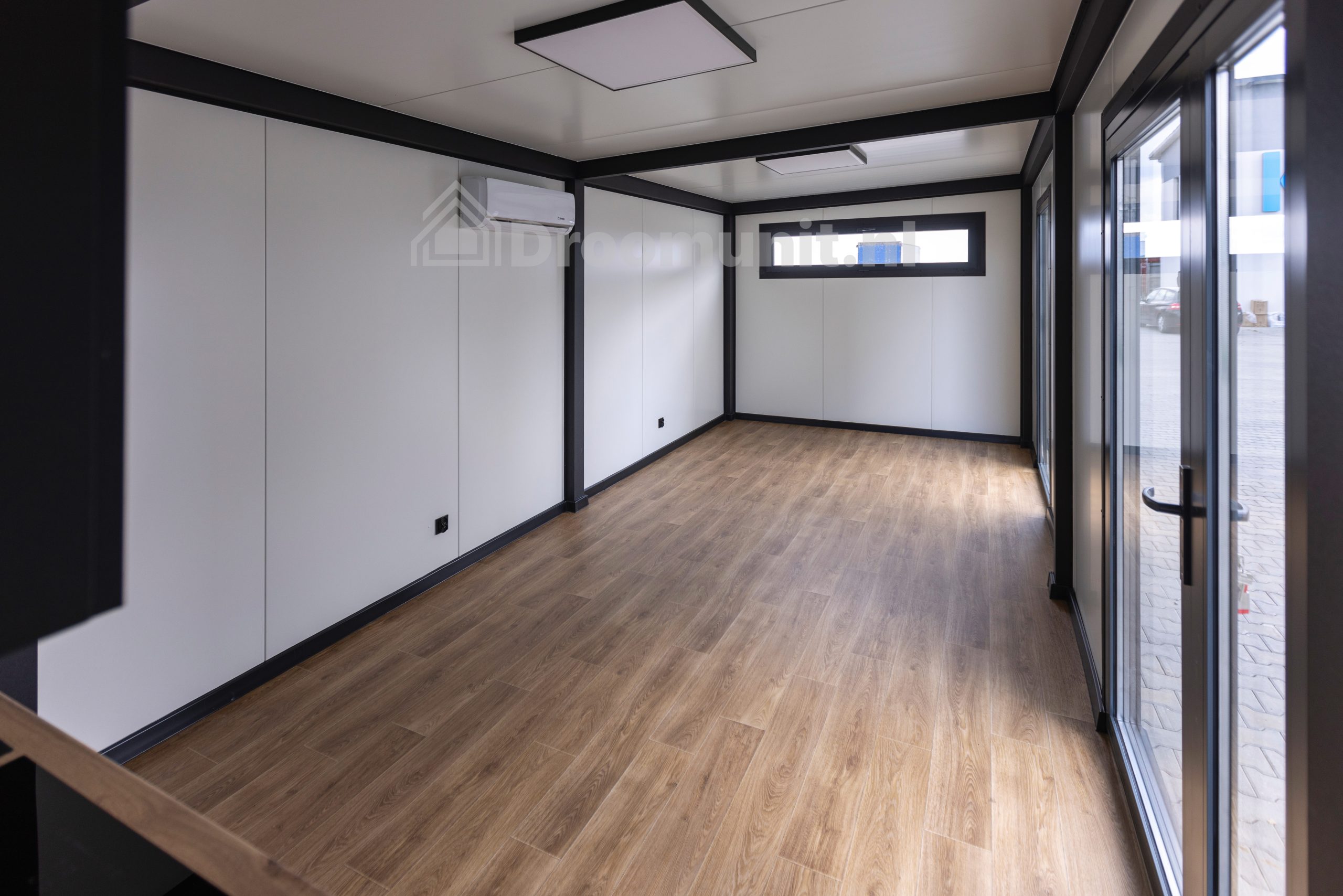 Ruimteimpressie van de leefruimte in luxe mobiele prefab woonunit Emmy met 1 slaapkamer, afmeting 1100x300