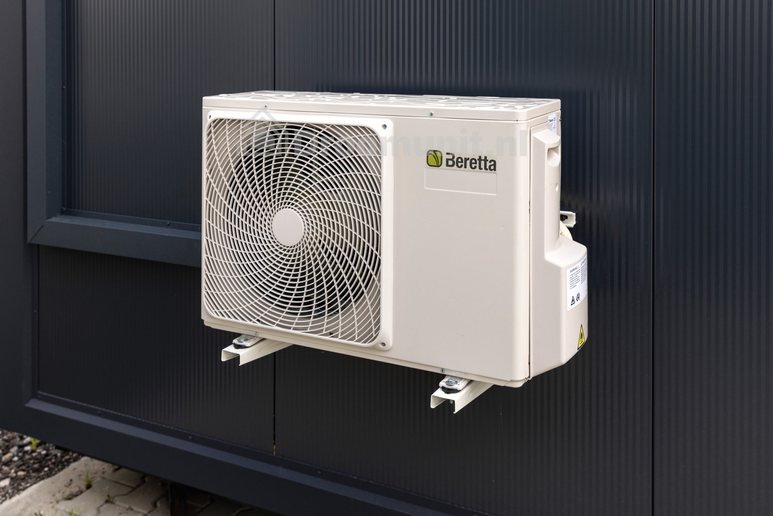 Airco buitenunit in luxe mobiele prefab woonunit Emmy met 1 slaapkamer, afmeting 1200x300