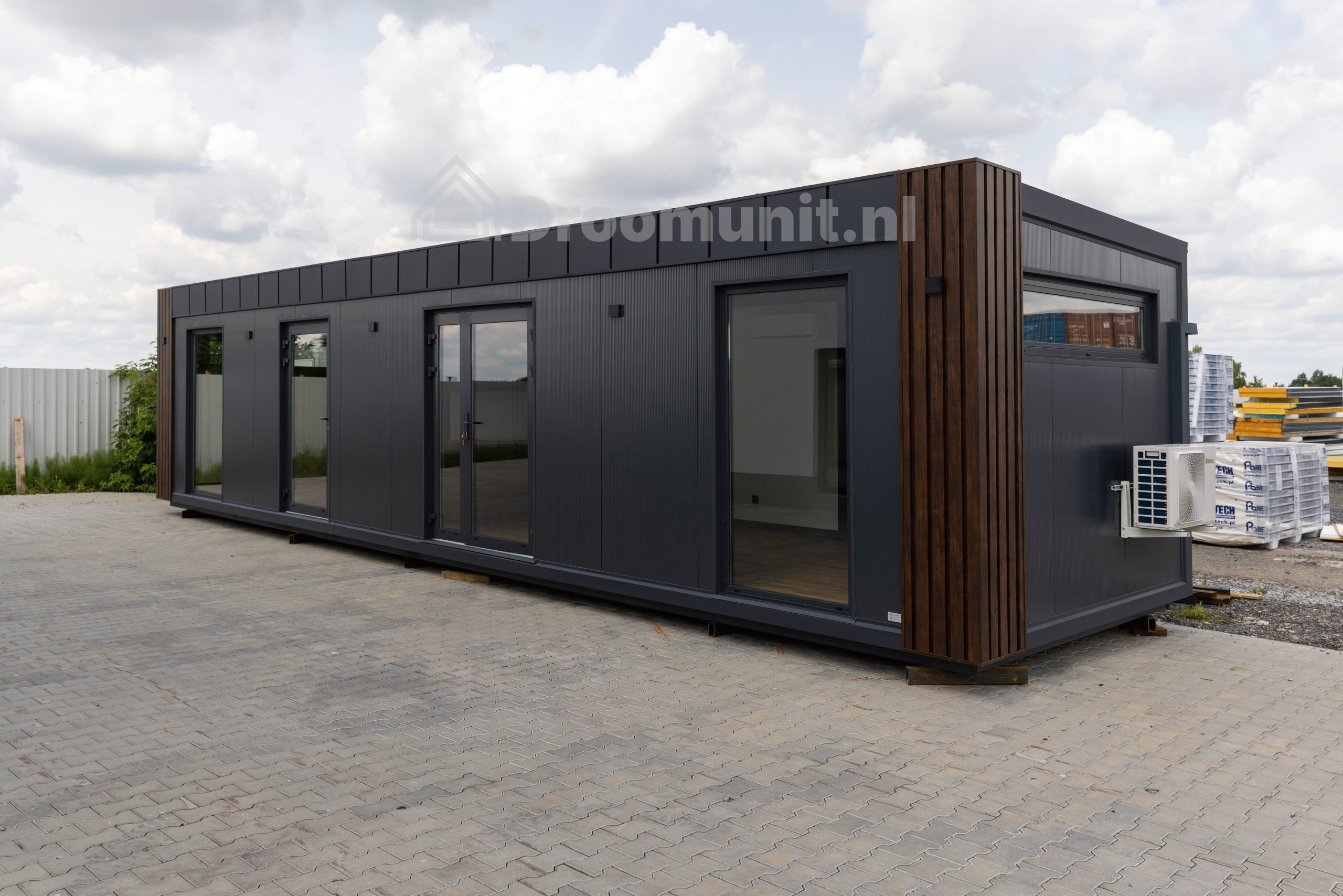 Buitenaanzicht van luxe mobiele prefab woonunit Emmy met 1 slaapkamer, afmeting 1200x300