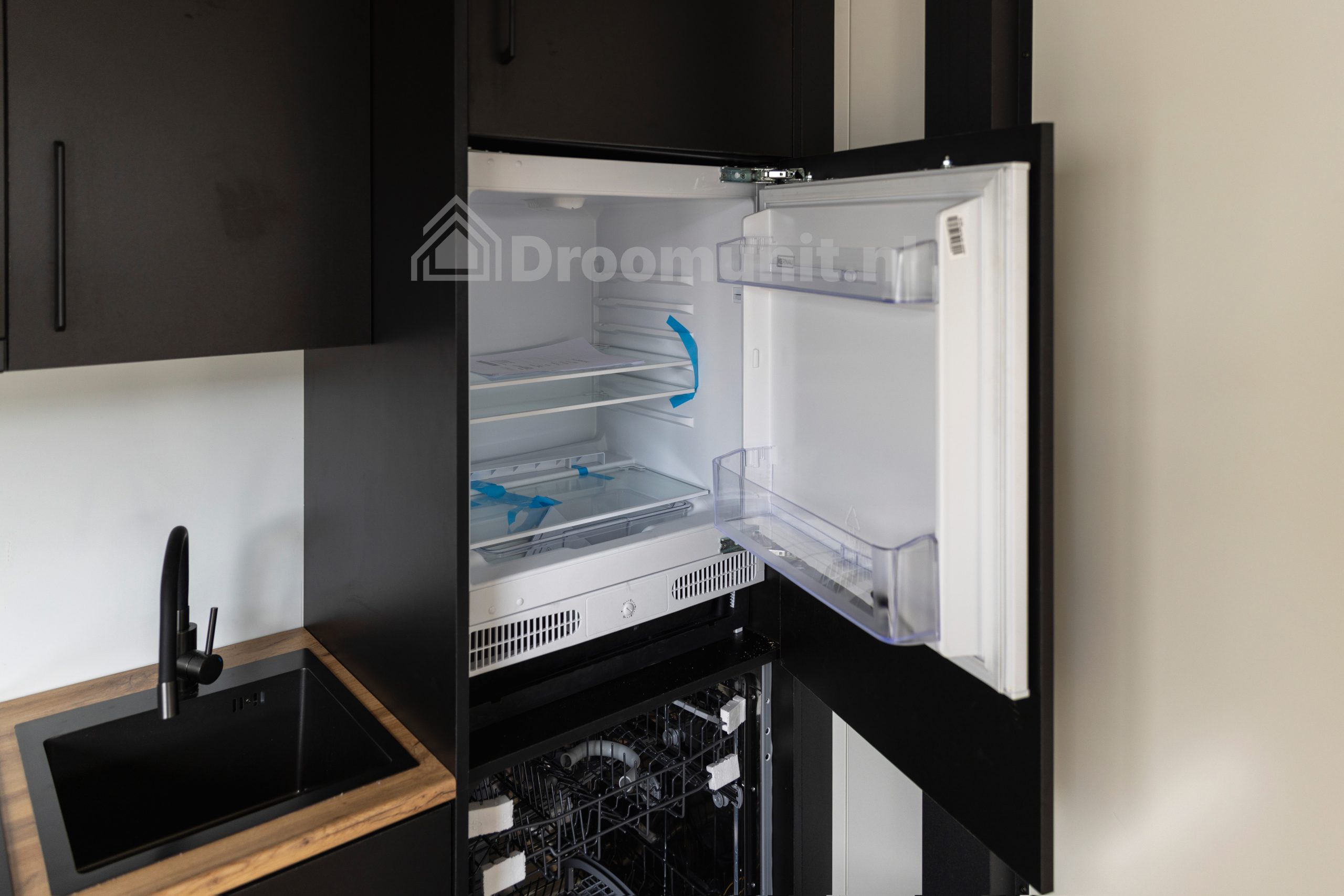 Close-up van de koelkast in luxe mobiele prefab woonunit Emmy met 1 slaapkamer, afmeting 1200x300