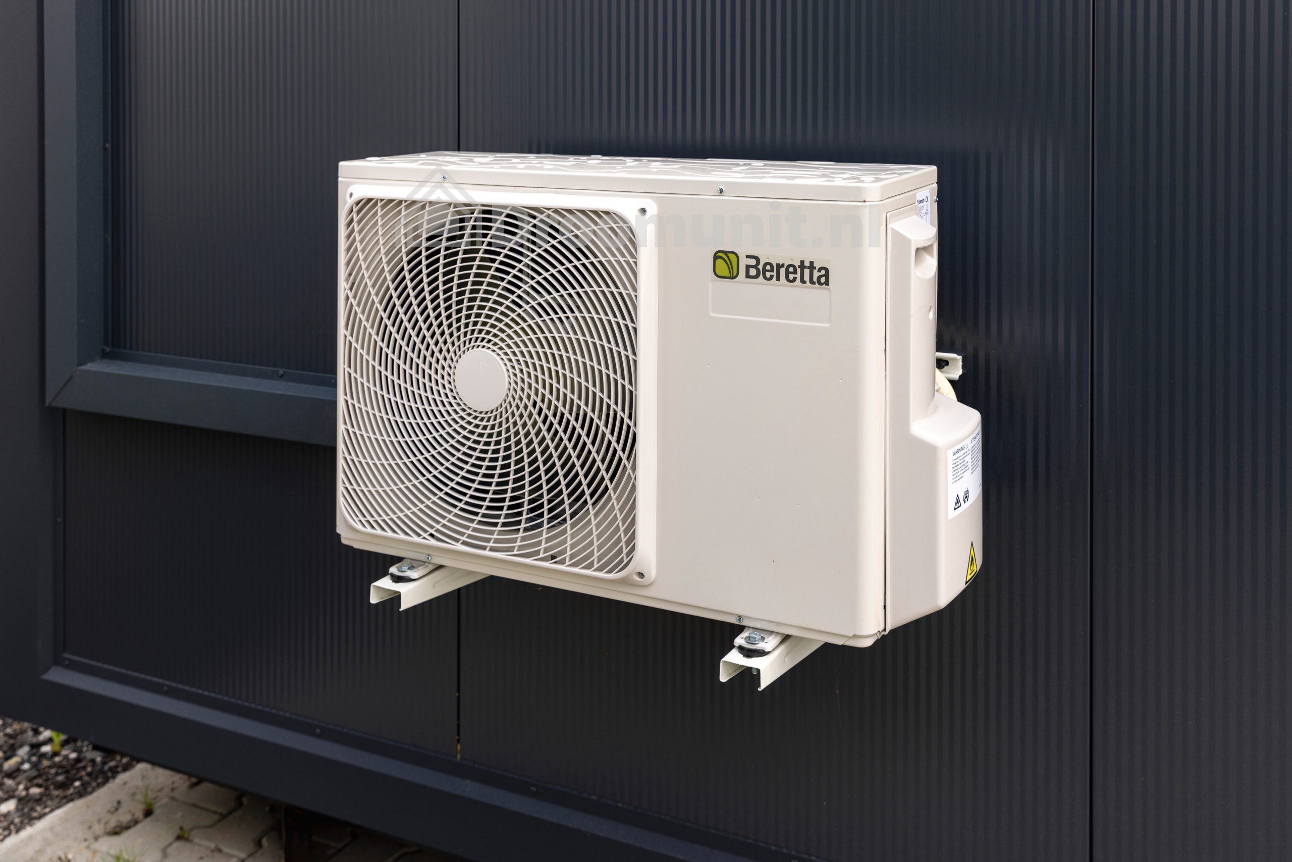 Airco buitenunit in luxe mobiele prefab woonunit Emmy met 1 slaapkamer, afmeting 1300x300