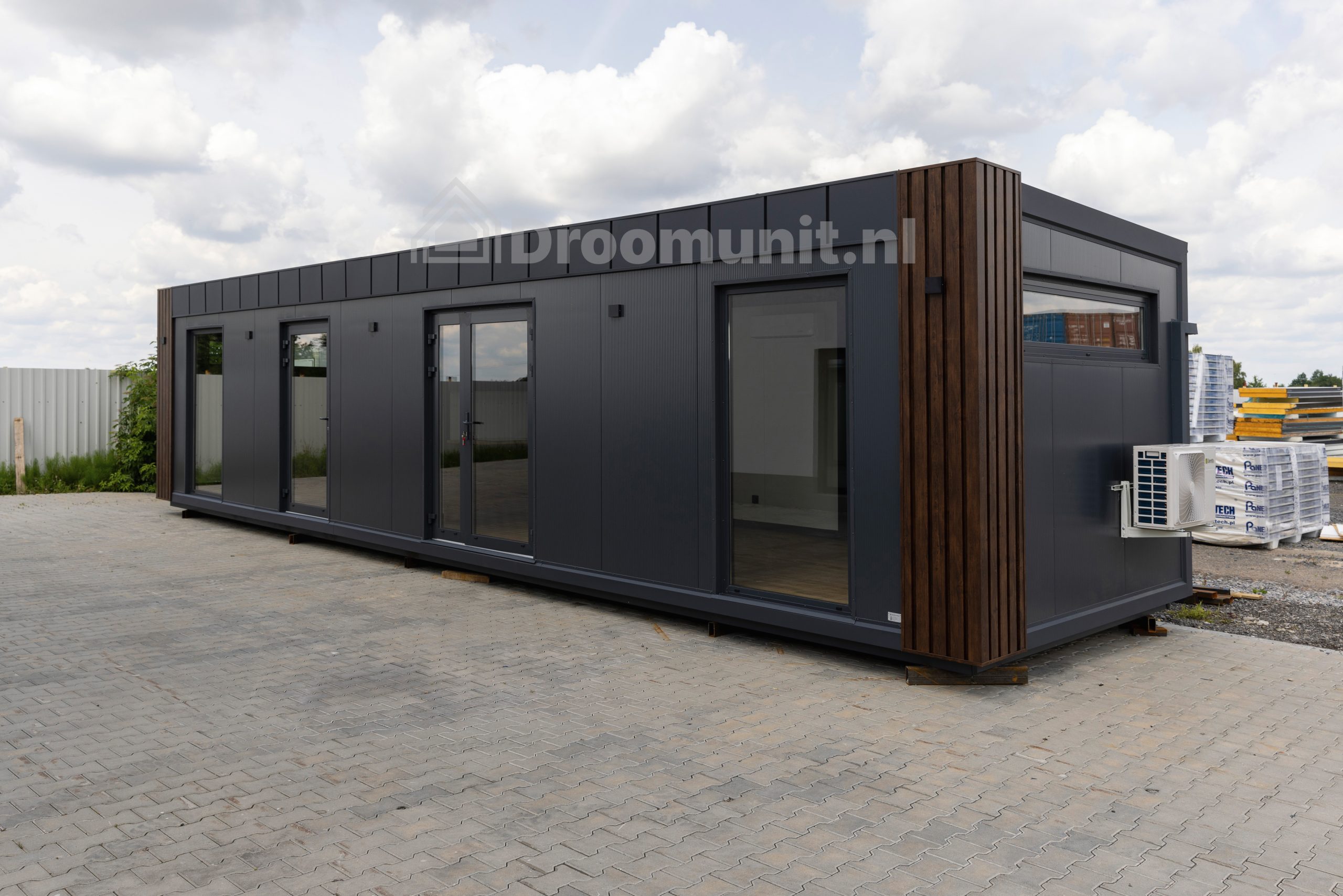 Buitenaanzicht van luxe mobiele prefab woonunit Emmy met 1 slaapkamer, afmeting 1300x300