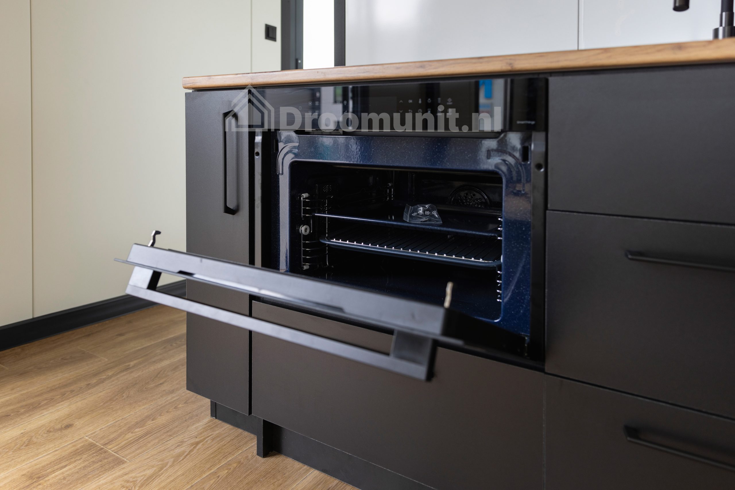 Close-up van de oven in luxe mobiele prefab woonunit Emmy met 1 slaapkamer, afmeting 1300x300