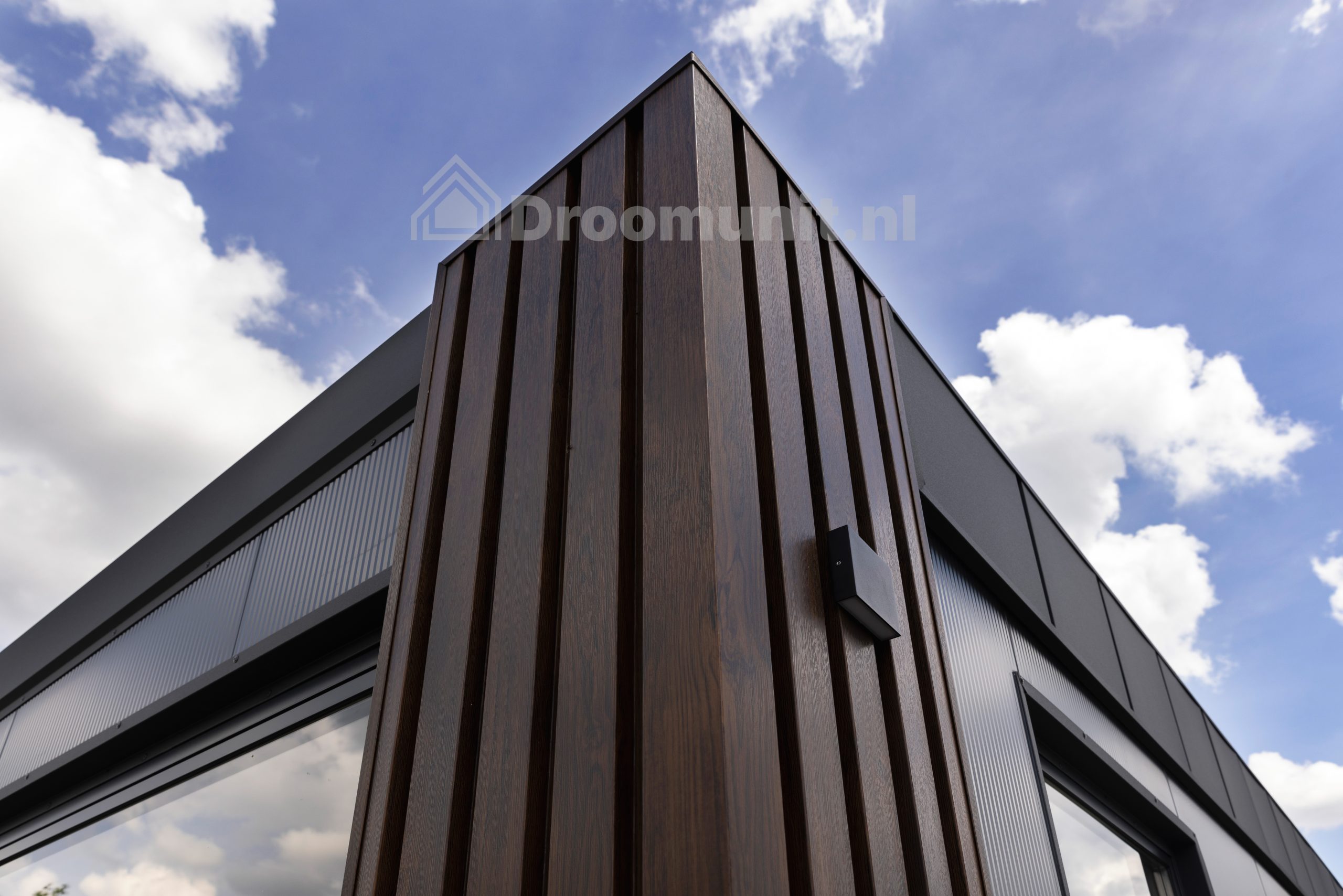 Houtafwerking op de hoek van de buitenzijde van luxe mobiele prefab woonunit Emmy met 1 slaapkamer, afmeting 1300x300