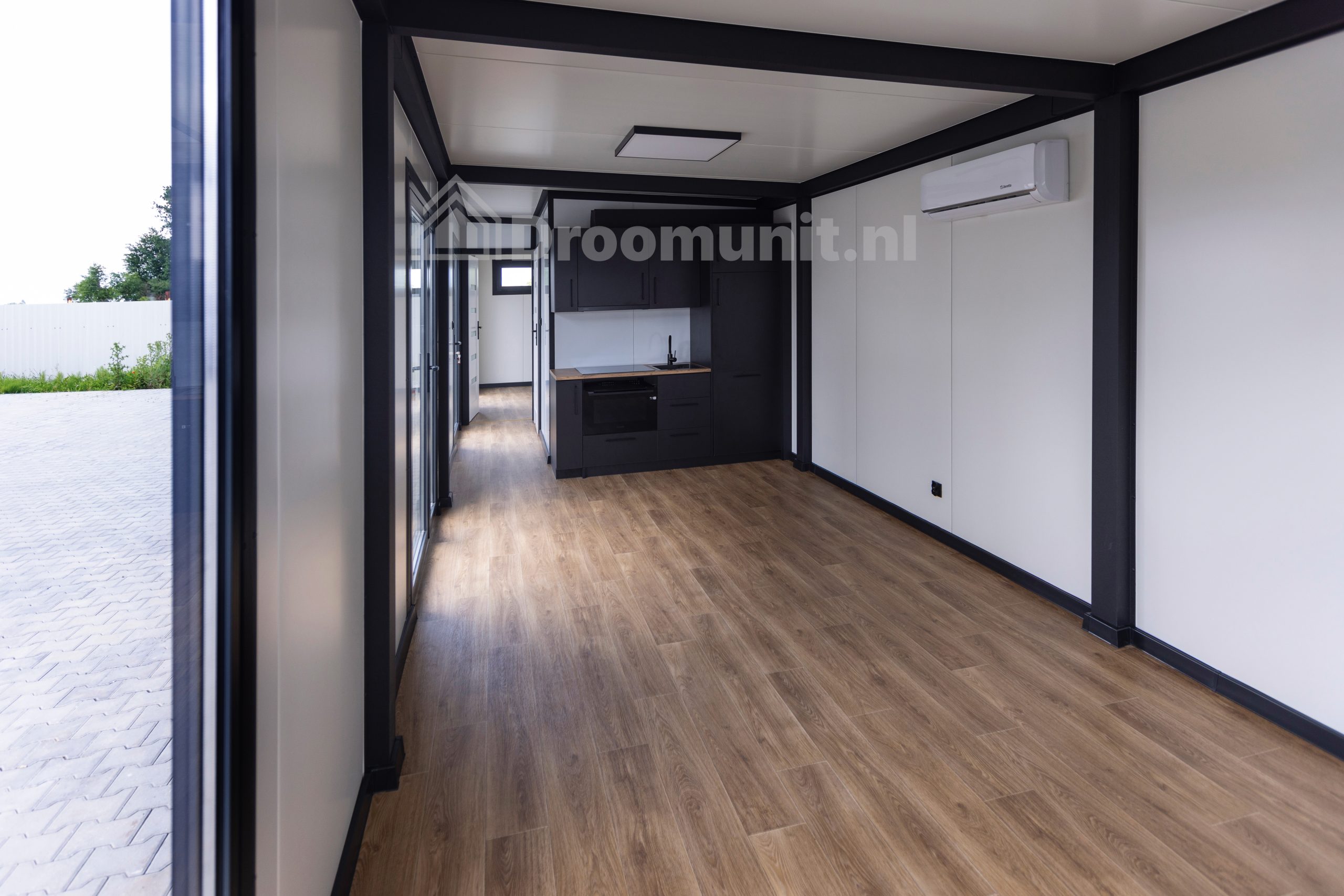 Leefruimte met keuken in luxe mobiele prefab woonunit Emmy met 1 slaapkamer, afmeting 1300x300