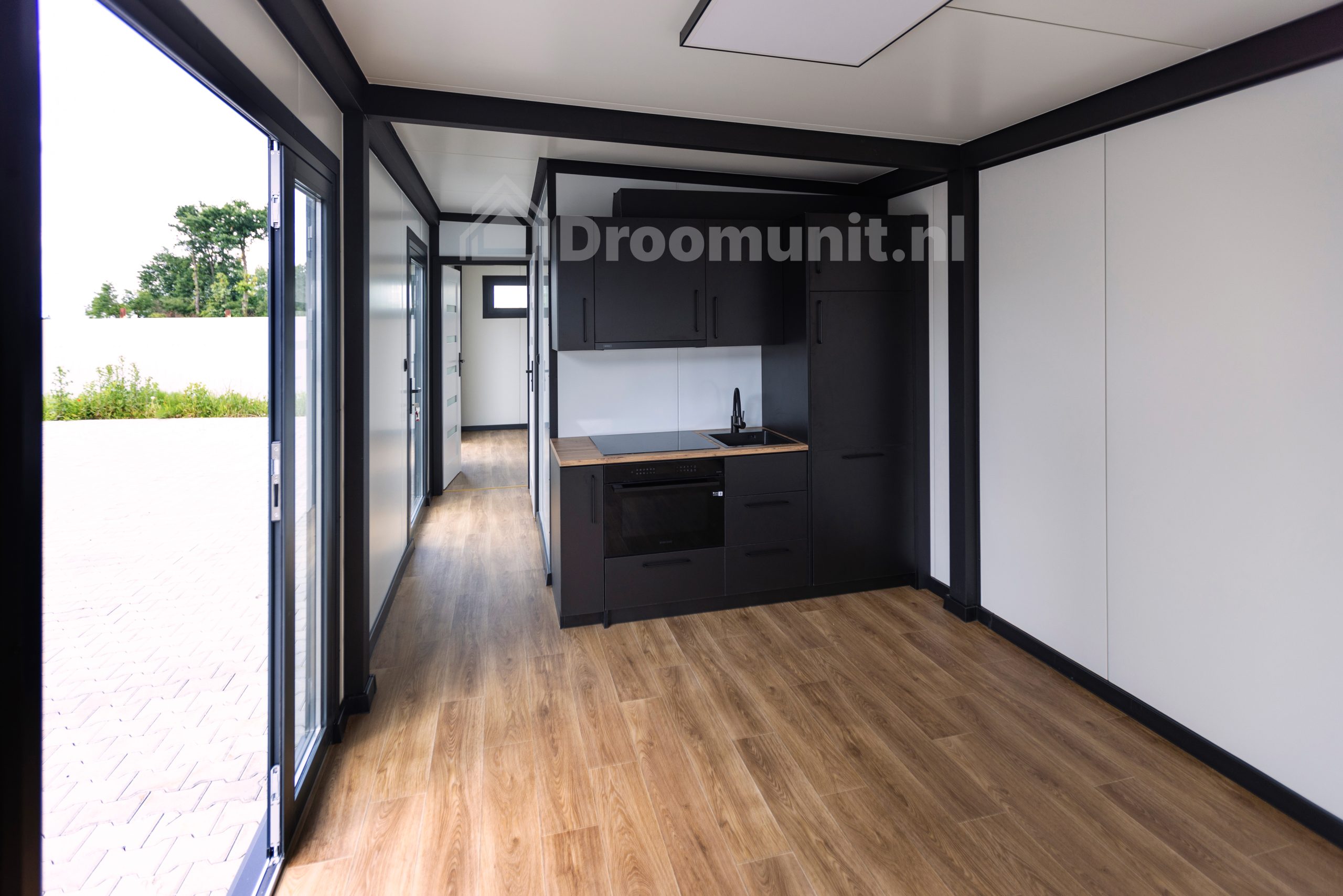 Zicht op gang en slaapkamer in luxe mobiele prefab woonunit Emmy met 1 slaapkamer, afmeting 1300x300