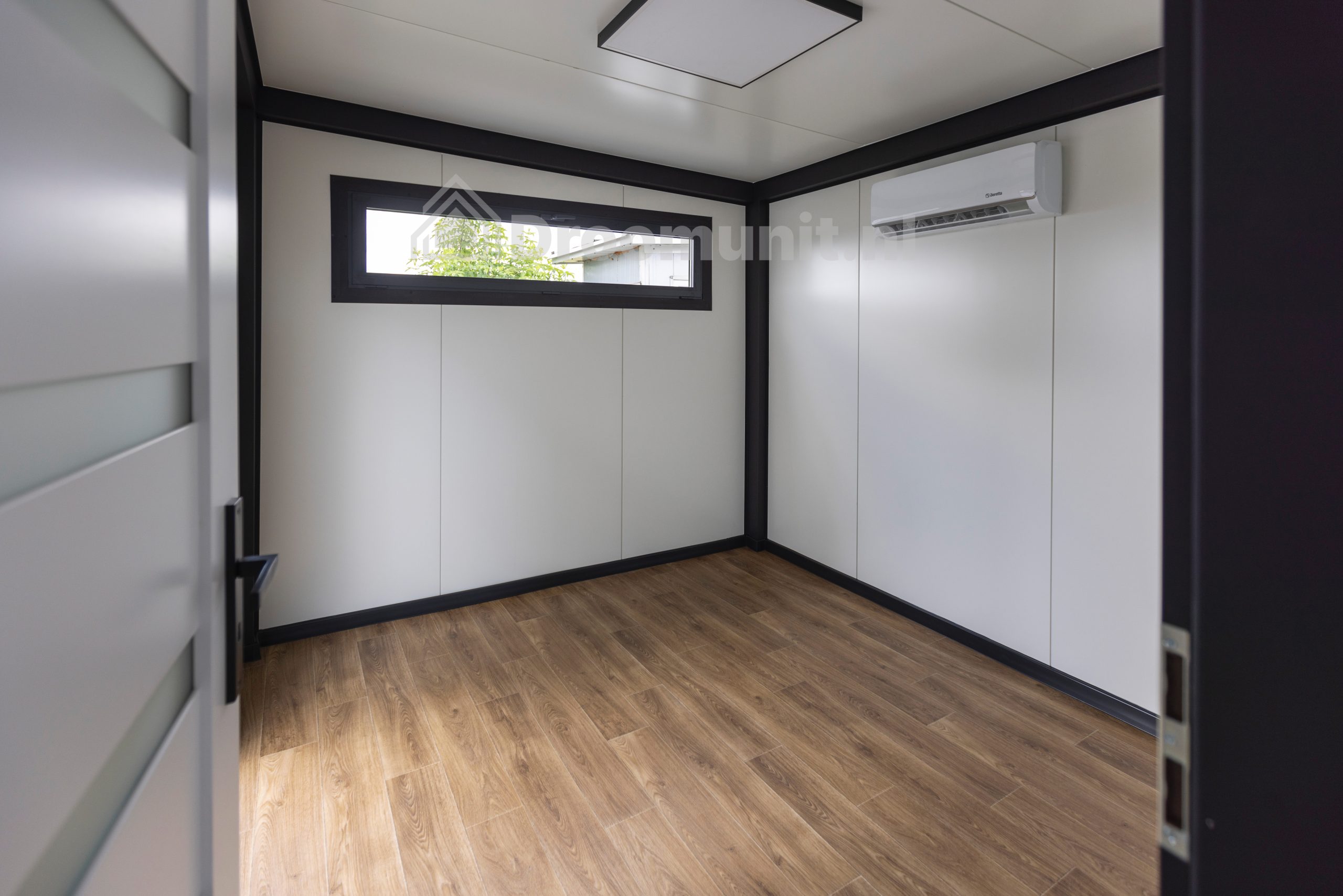 Slaapkamer met kozijn en airco in luxe mobiele prefab woonunit Emmy met 1 slaapkamer, afmeting 1300x300