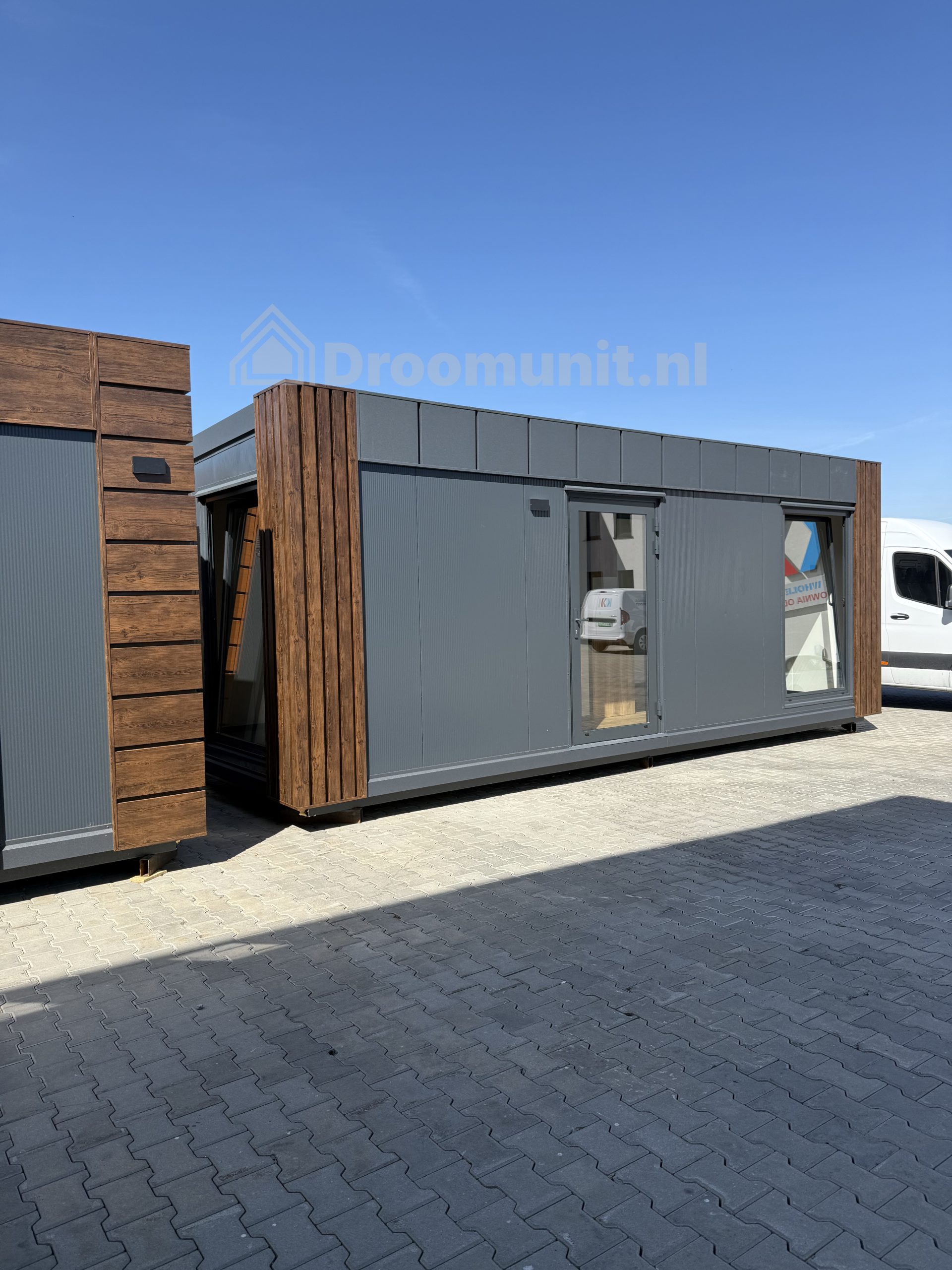 Buitenaanzicht van luxe mobiele prefab woonunit Emmy met 1 slaapkamer, afmeting 700x300