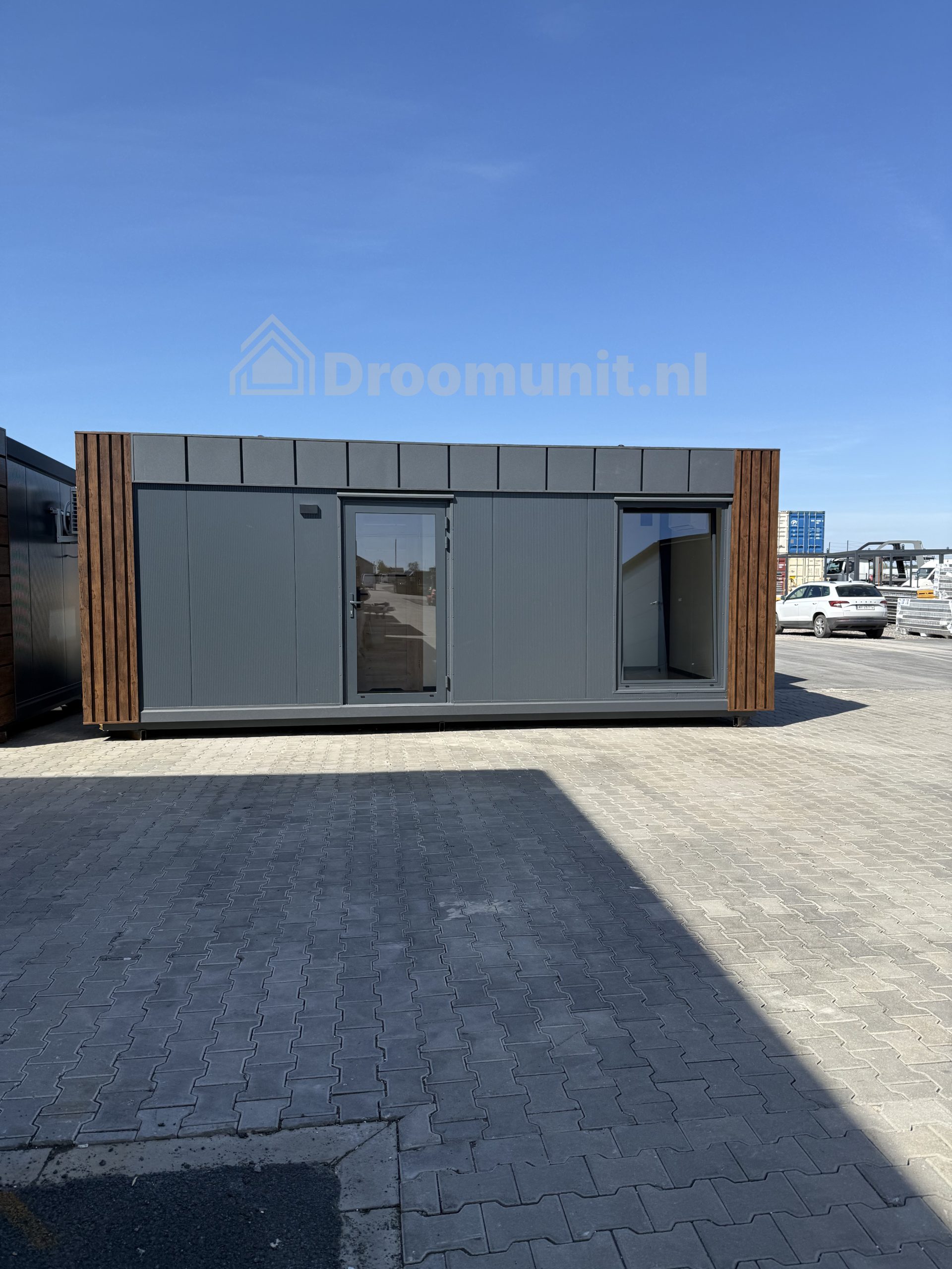 Buitenaanzicht van luxe mobiele prefab woonunit Emmy met 1 slaapkamer, afmeting 700x300 (variant 2)