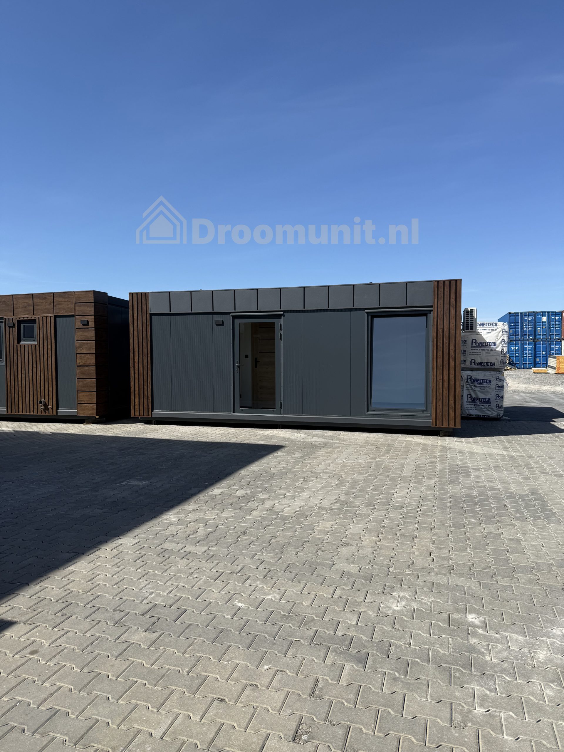 Buitenaanzicht van luxe mobiele prefab woonunit Emmy met 1 slaapkamer, afmeting 700x300 (variant 3)