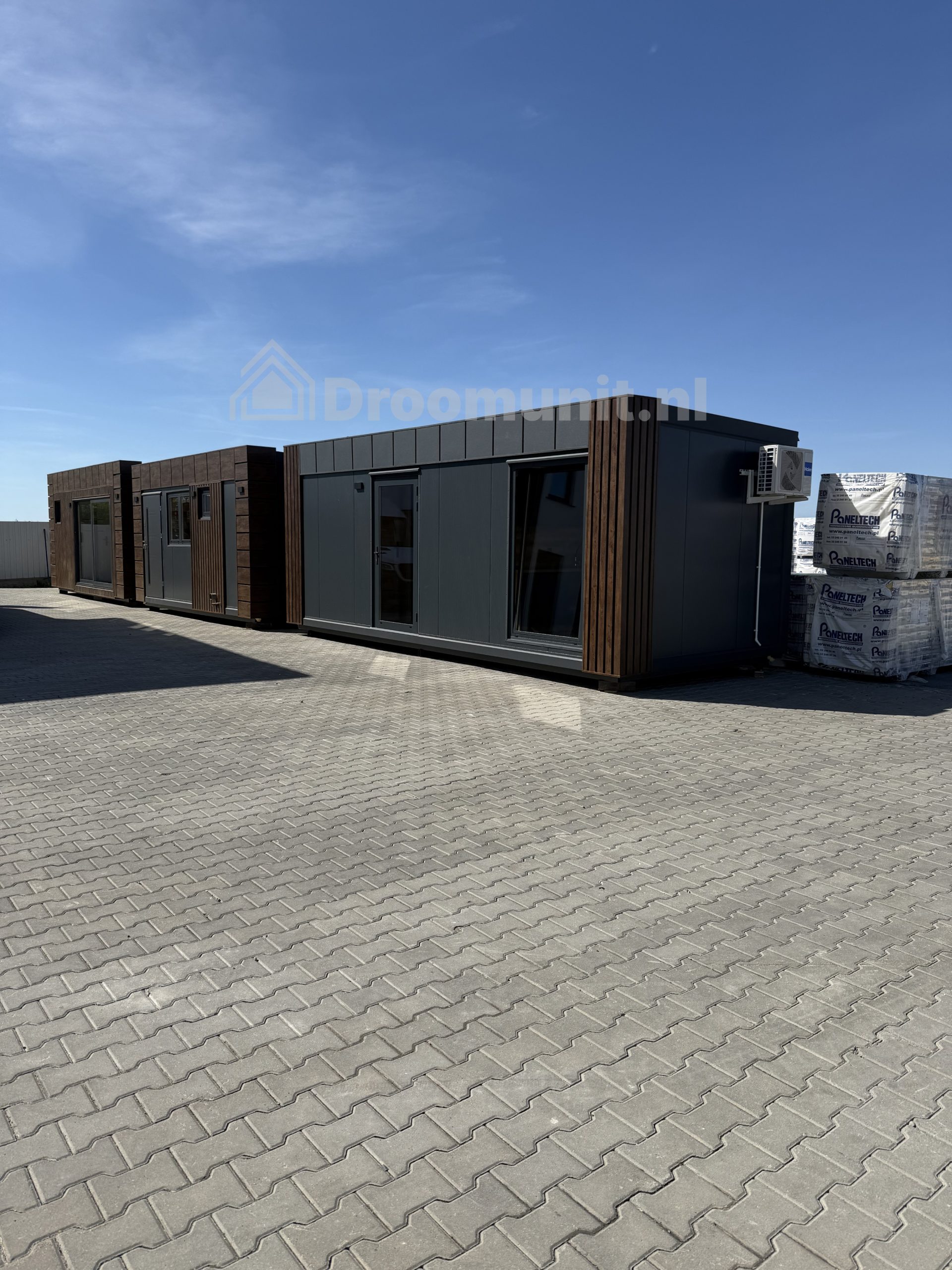 Buitenaanzicht van luxe mobiele prefab woonunit Emmy met 1 slaapkamer, afmeting 700x300 (variant 4)