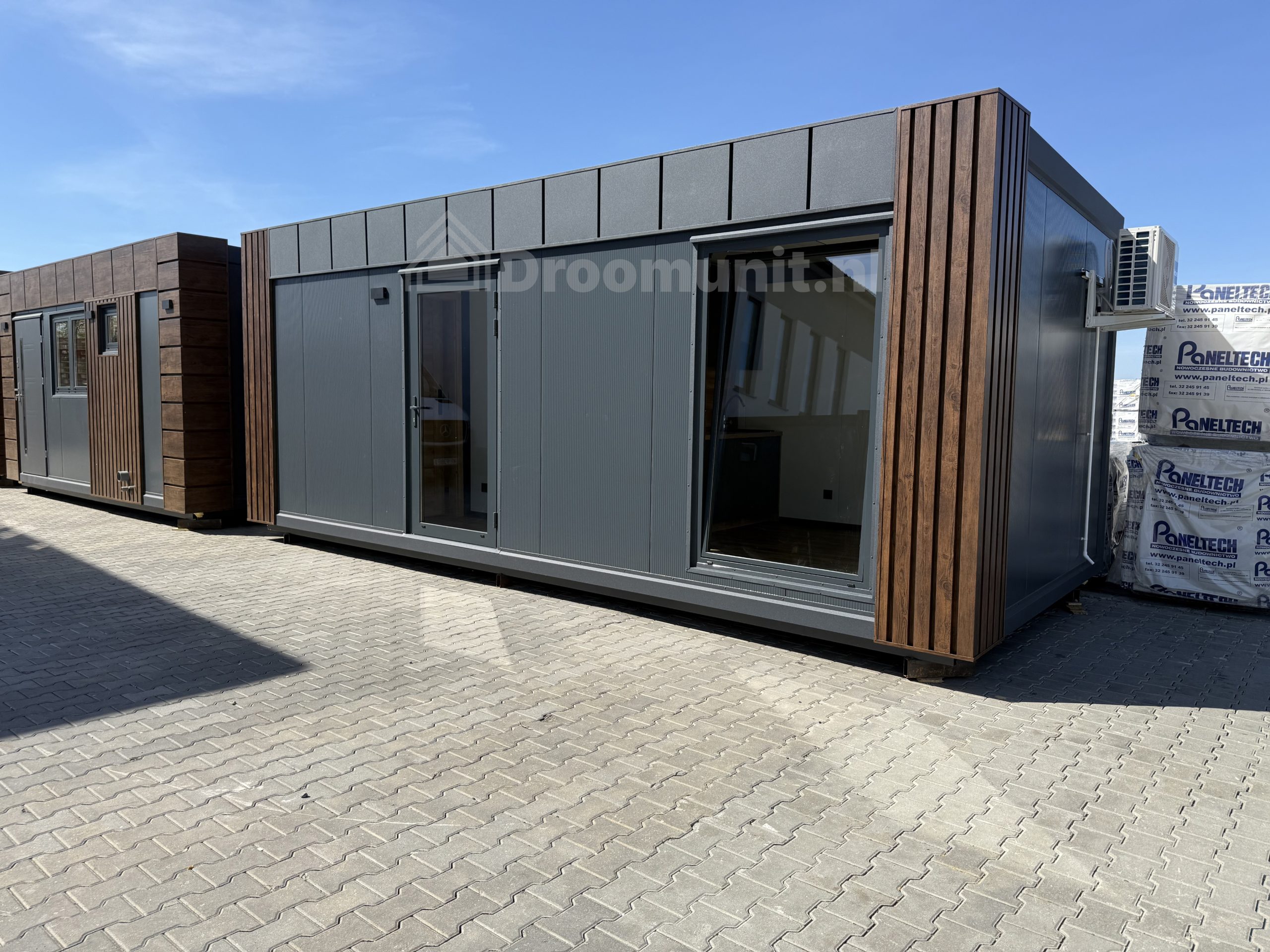 Buitenaanzicht van luxe mobiele prefab woonunit Emmy met 1 slaapkamer, afmeting 700x300 (variant 5)