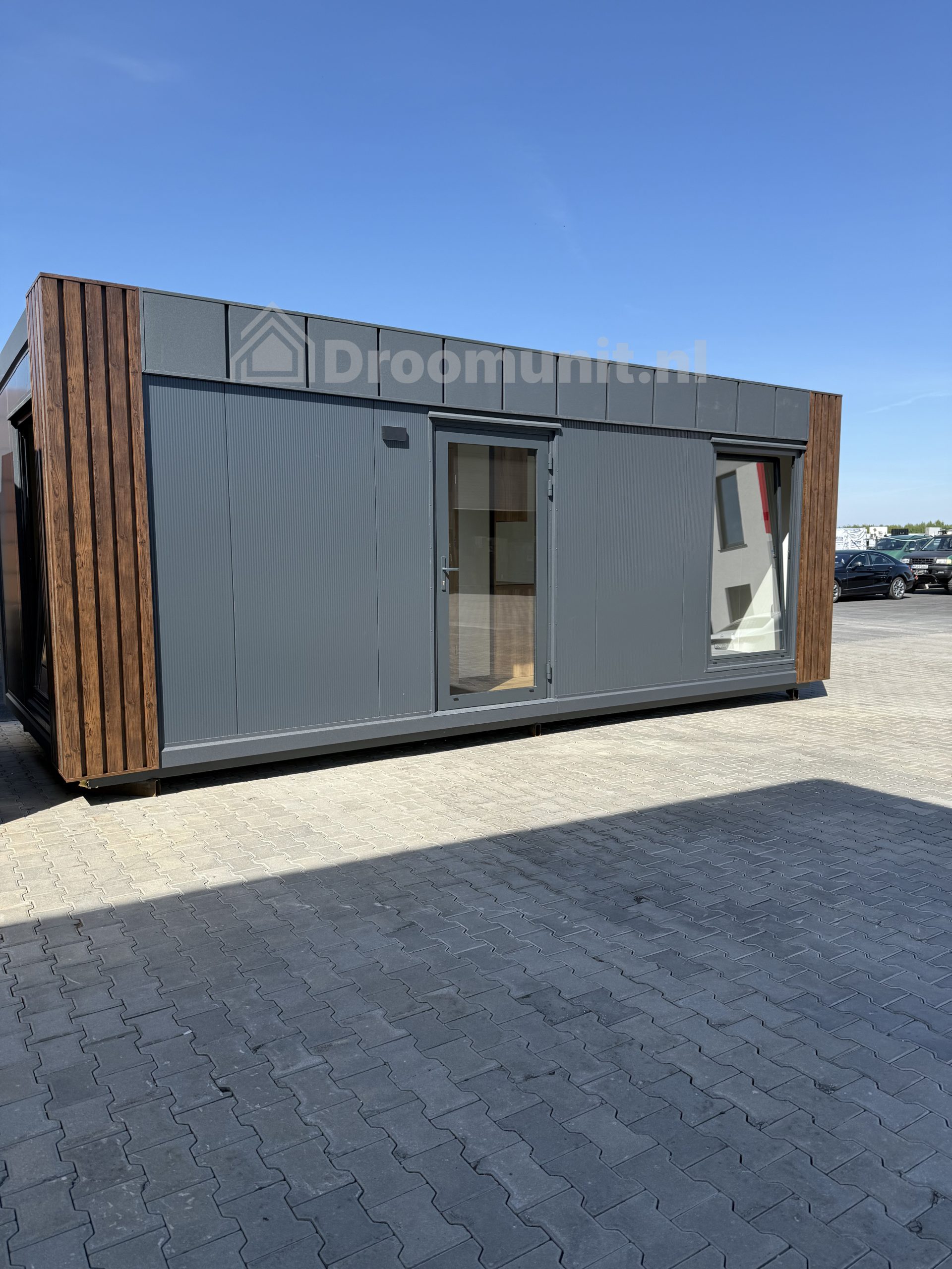 Buitenaanzicht van luxe mobiele prefab woonunit Emmy met 1 slaapkamer, afmeting 700x300 (variant 6)