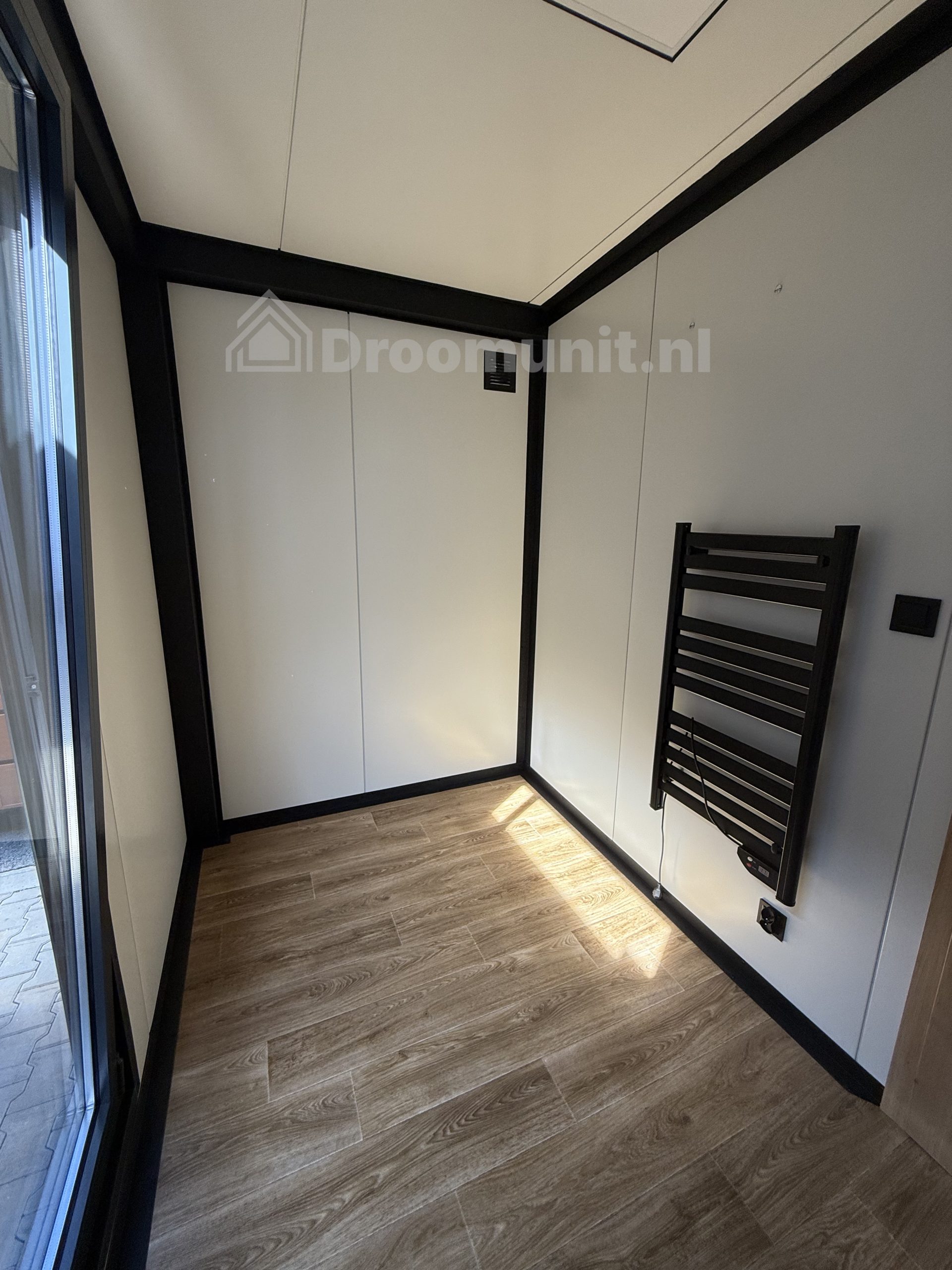 Gang in luxe mobiele prefab woonunit Emmy met 1 slaapkamer, afmeting 700x300