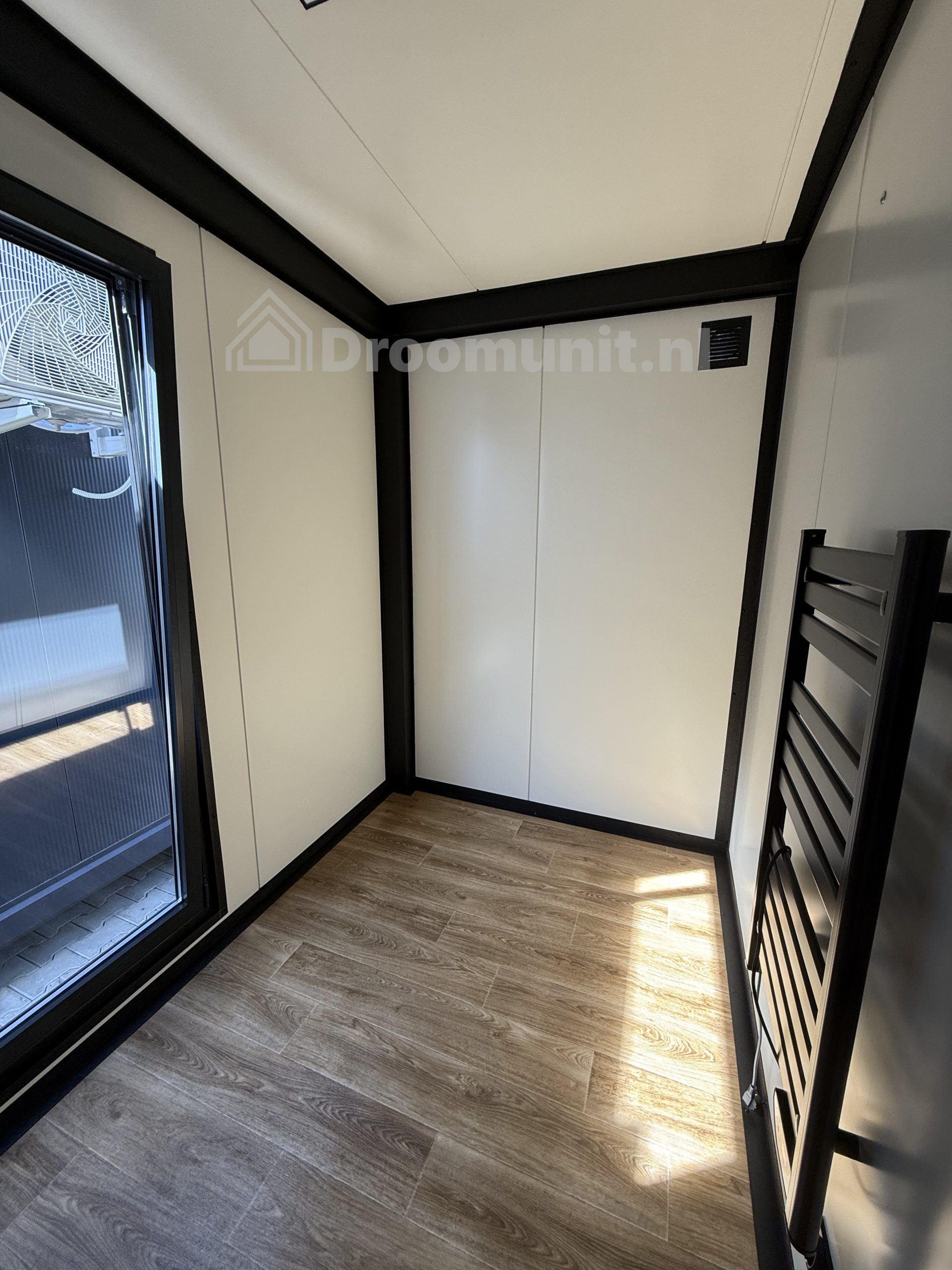 Gang in luxe mobiele prefab woonunit Emmy met 1 slaapkamer, afmeting 700x300 (variant 2)