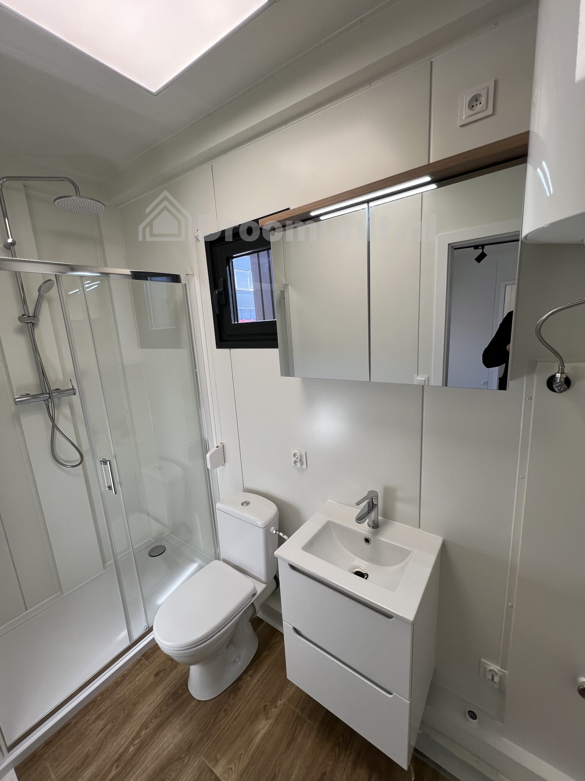 Badkamer in luxe mobiele prefab woonunit Emmy met 1 slaapkamer, afmeting 800x300