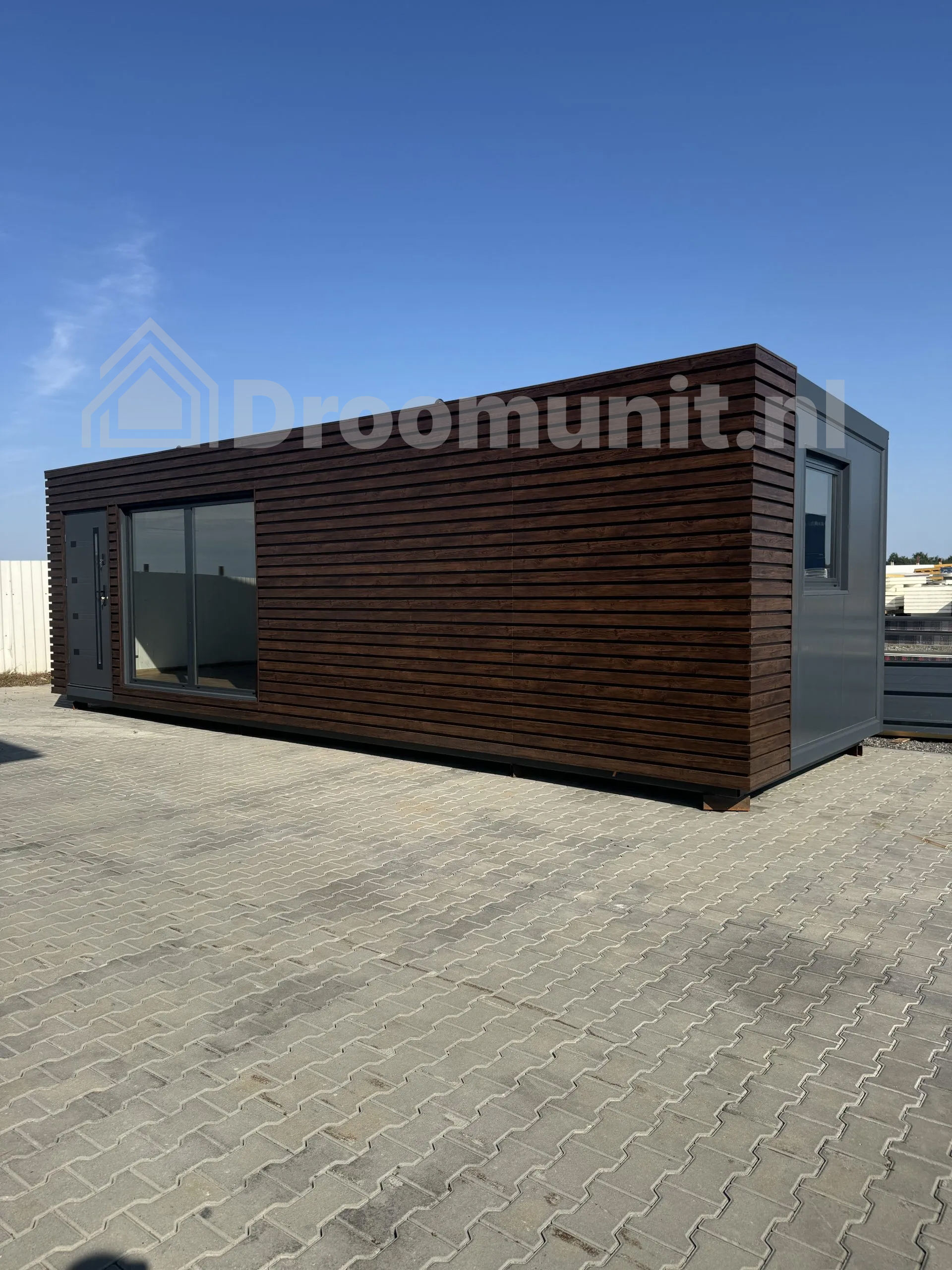 Buitenaanzicht van luxe mobiele prefab woonunit Emmy met 1 slaapkamer, afmeting 800x300