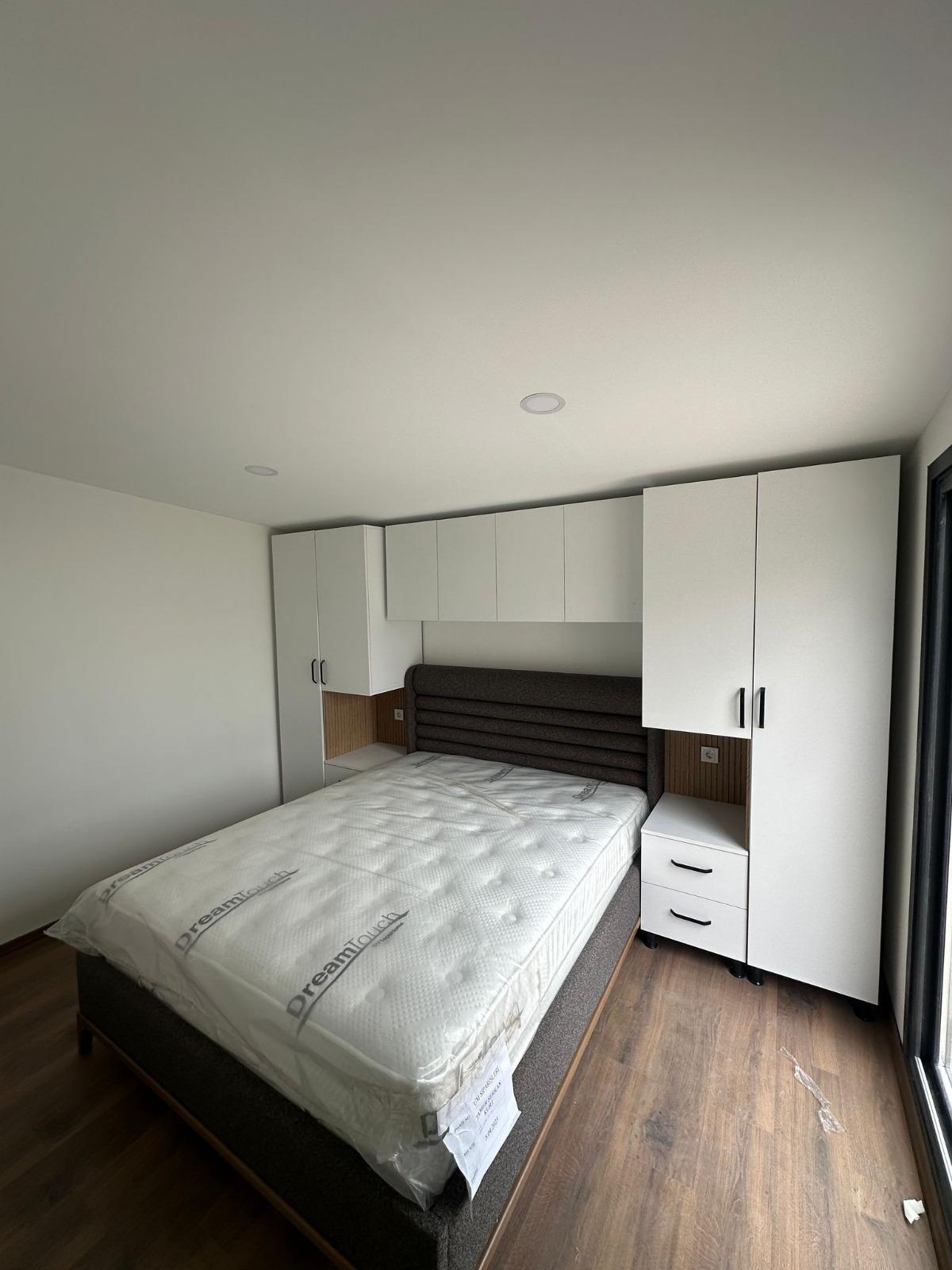 Bed met kastjes in woonunit Cindy