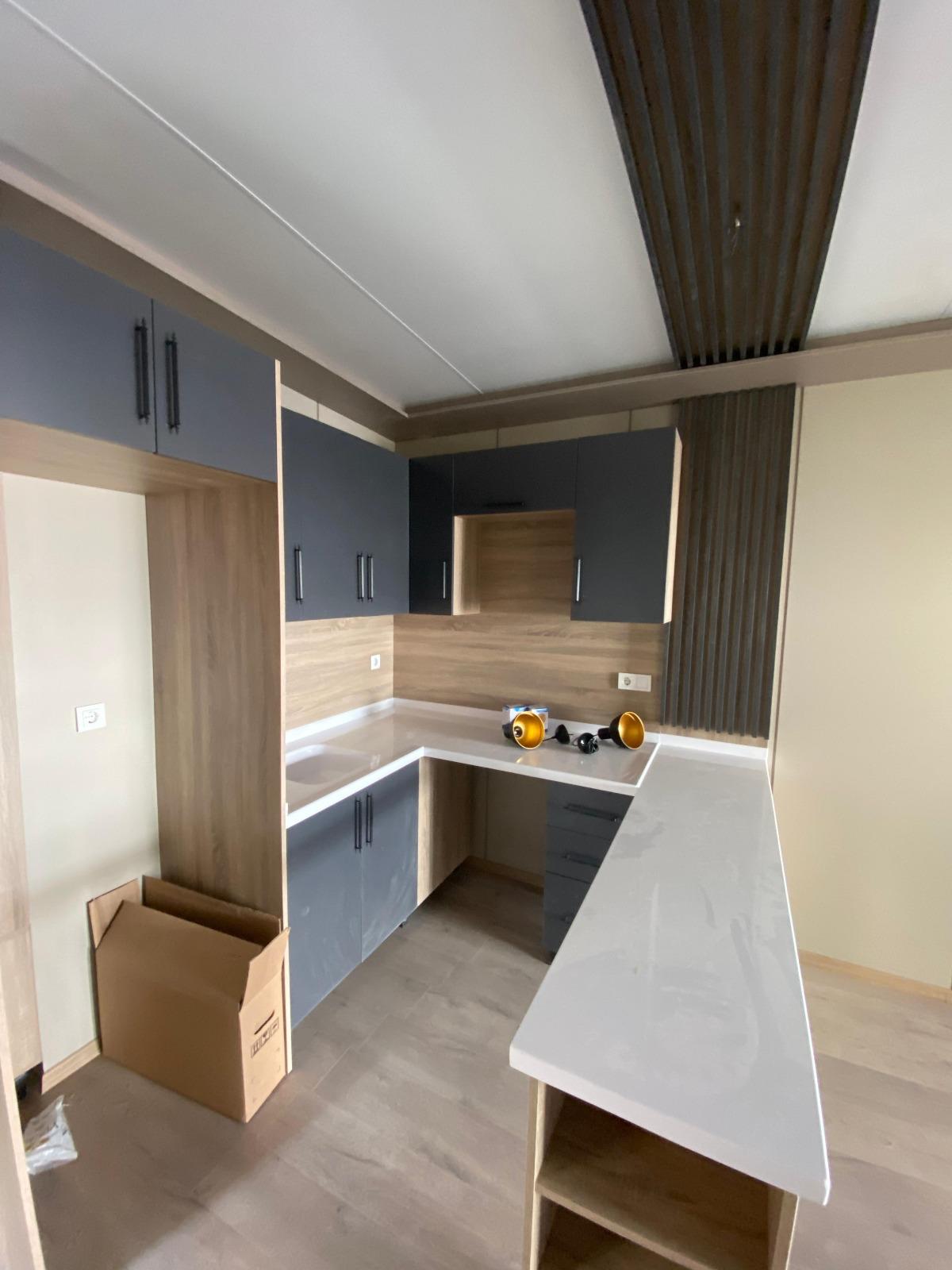 Constructie van de keuken in woonunit Cindy