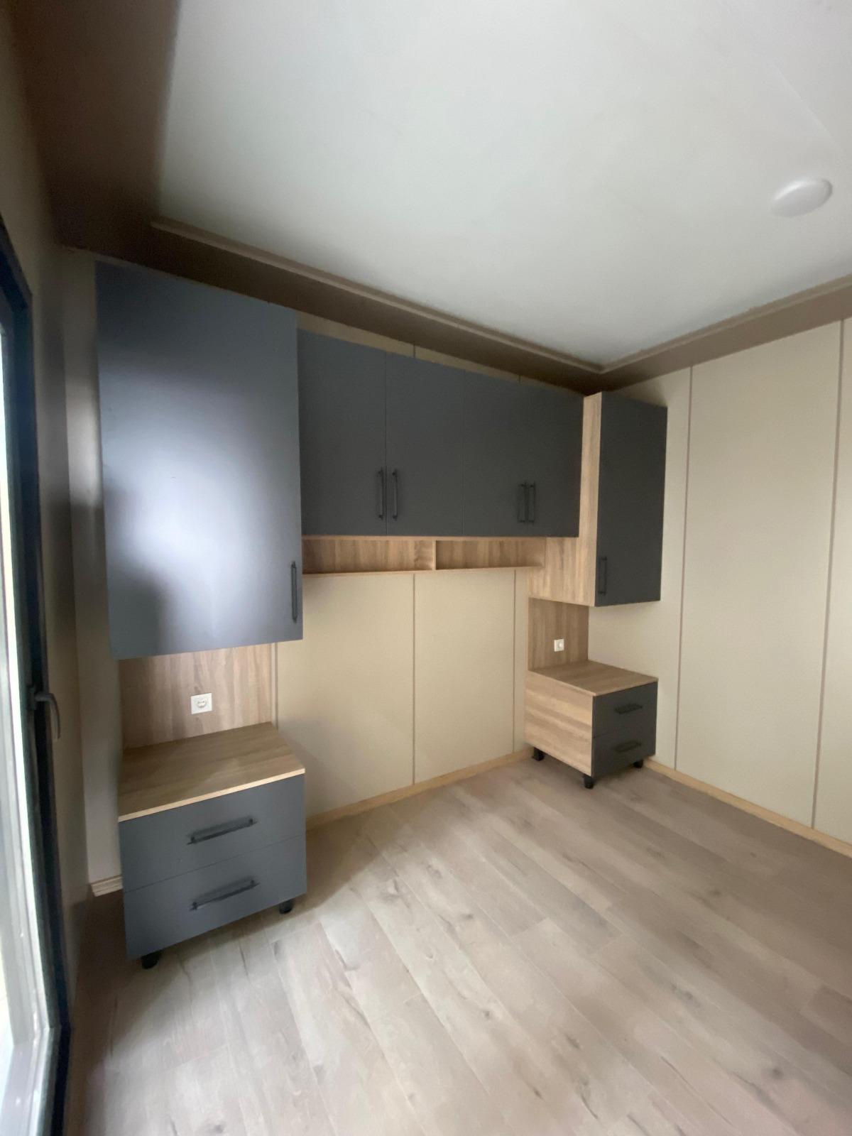 Kast in de slaapkamer van woonunit Cindy