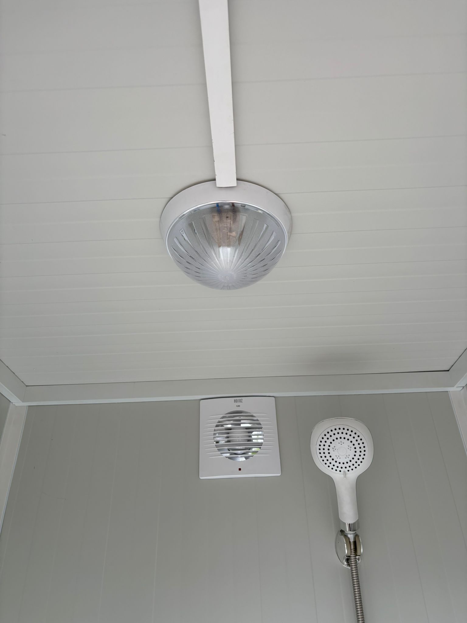 mobiele nooddouche unit licht en ventilatieopening