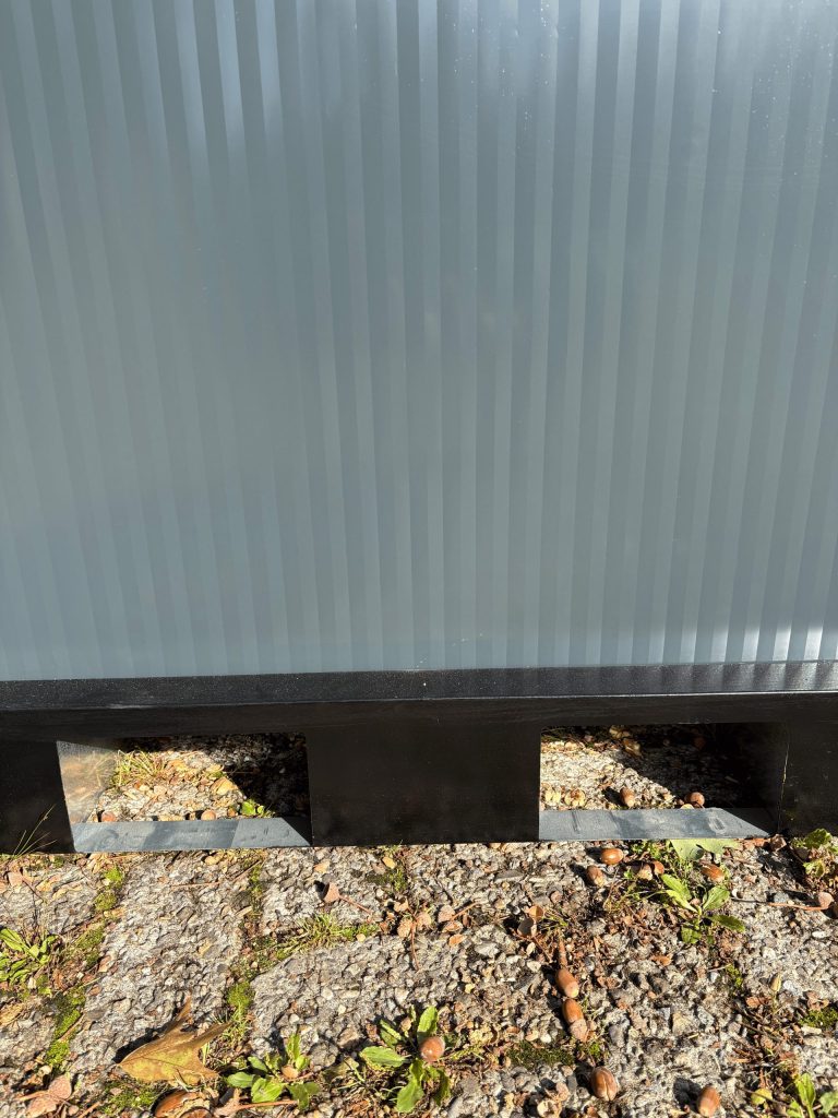 Close-up van heftrucksleuven in een mobiele toilet unit