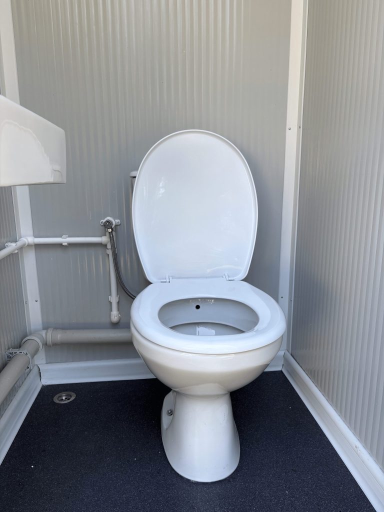 Close-up van toiletpot in een mobiele toilet unit