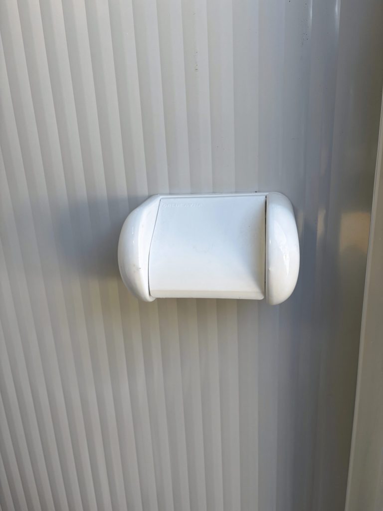 Close-up van toiletrolhouder in een mobiele toilet unit