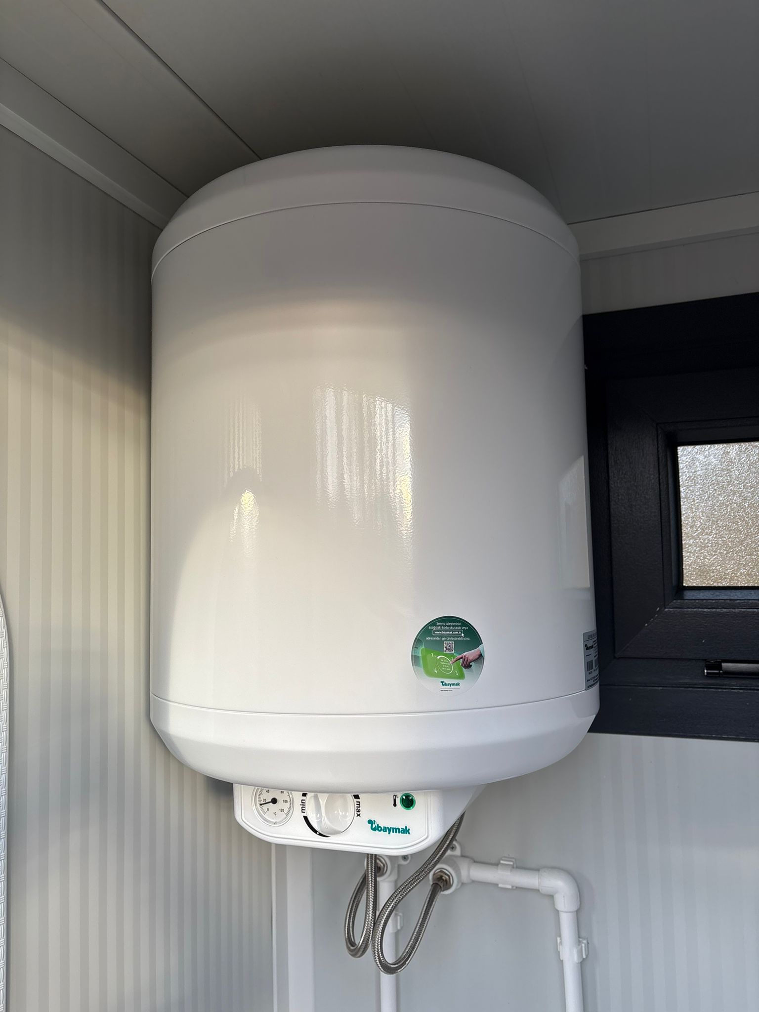 50-liter boiler in een toilet- en doucheunit.