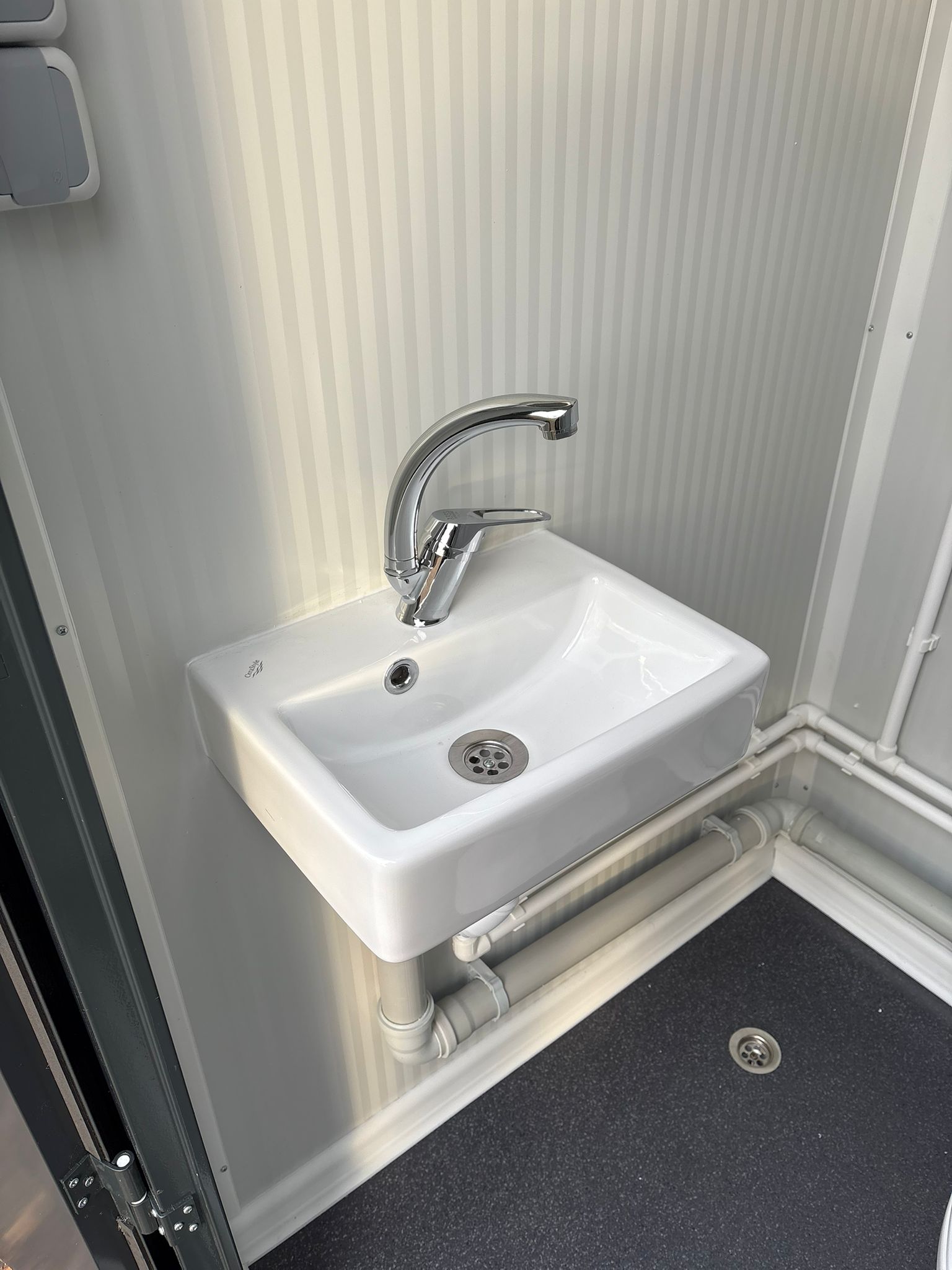Fontein in een toilet- en doucheunit.