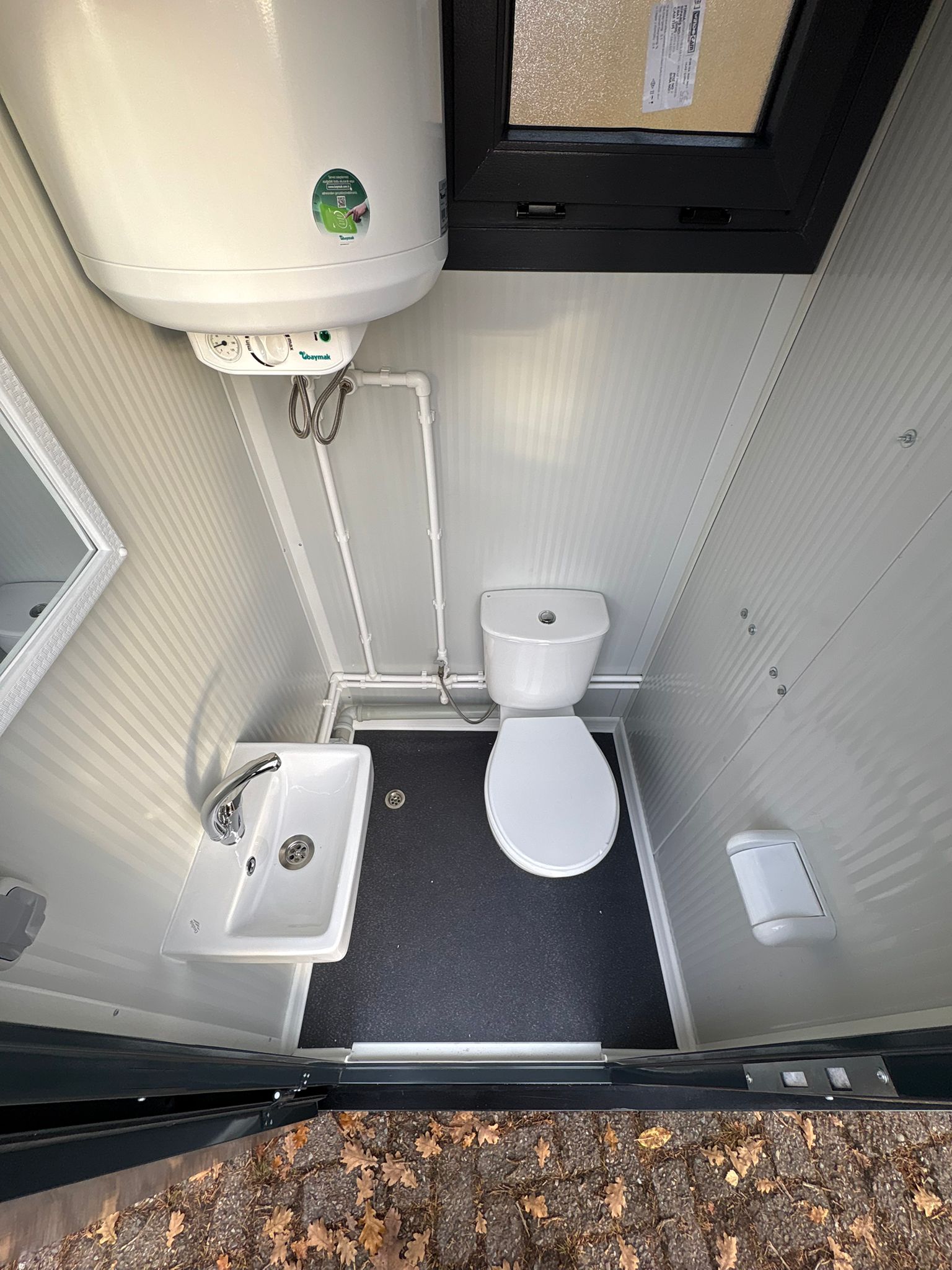 Overzicht van de linker ruimte in een toilet- en doucheunit.