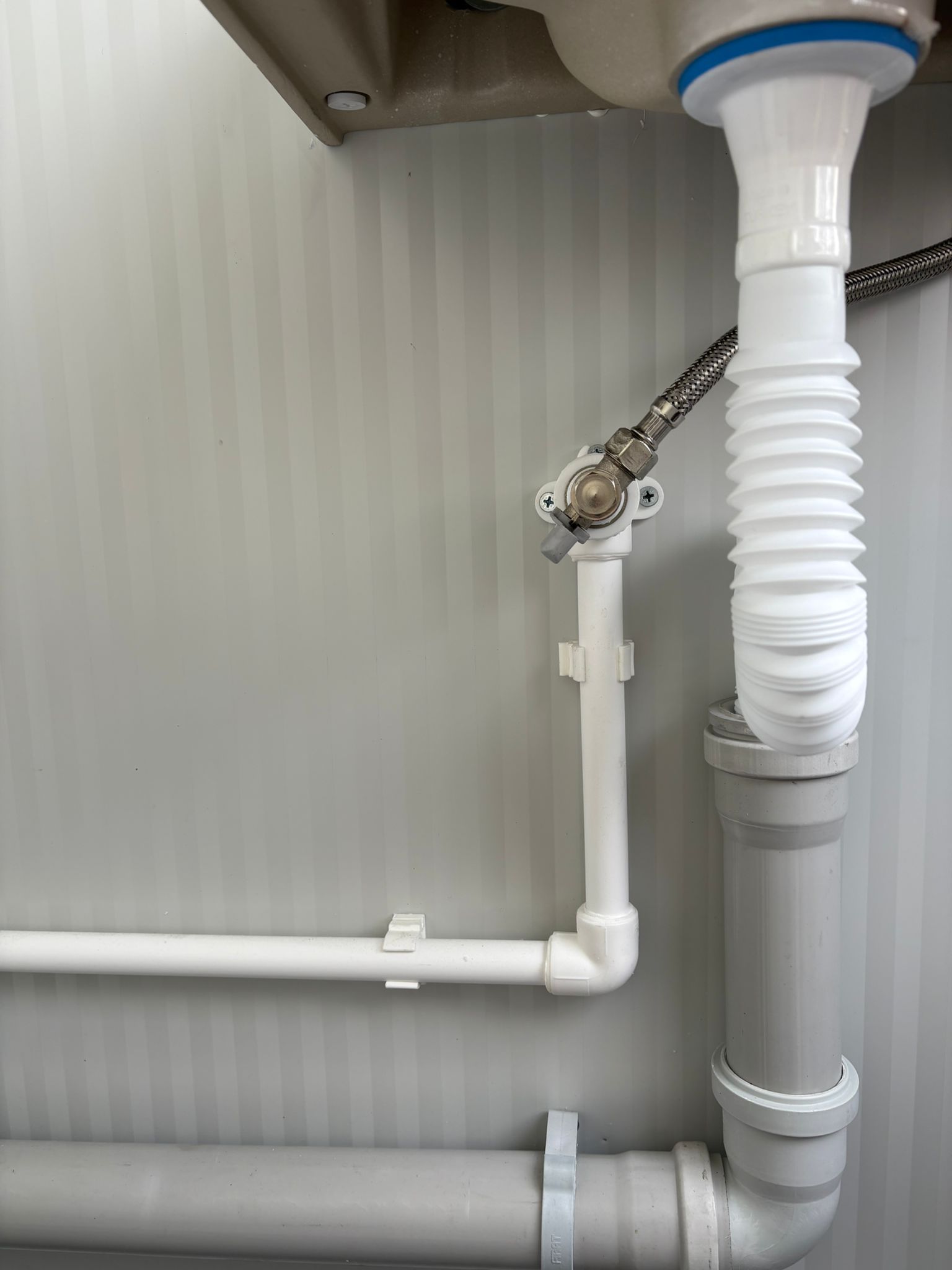Aansluiting van de fonteinset aan de rechterzijde van een dubbele toilet unit